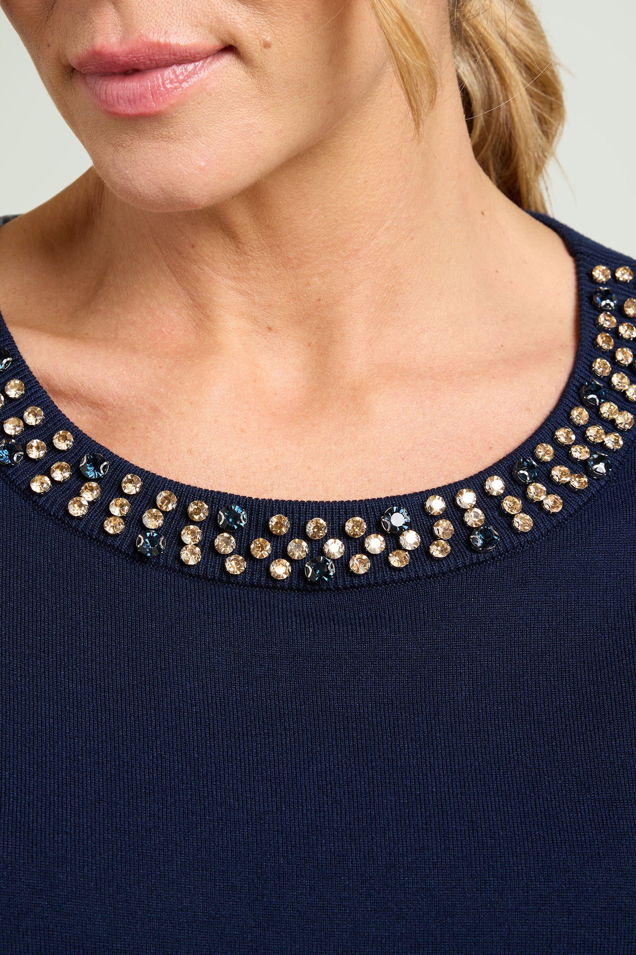 MAGLIA IN VISCOSA COMFORT RICAMATA A MANO