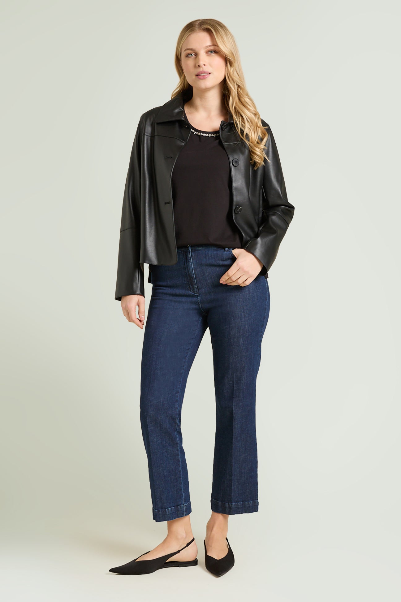 T-SHIRT CON SCOLLO RICAMATO