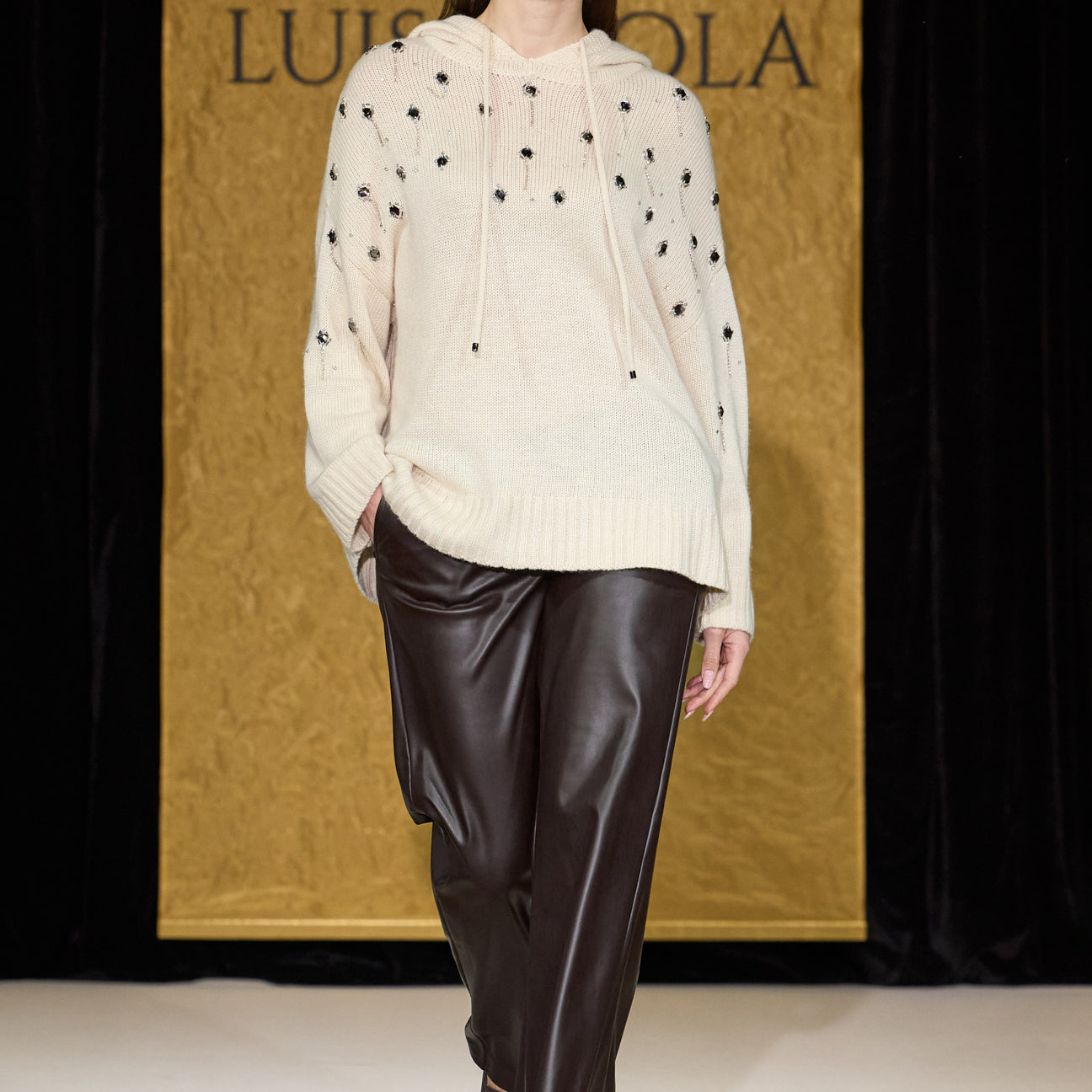 MAGLIA JOGGER RICAMATA A MANO