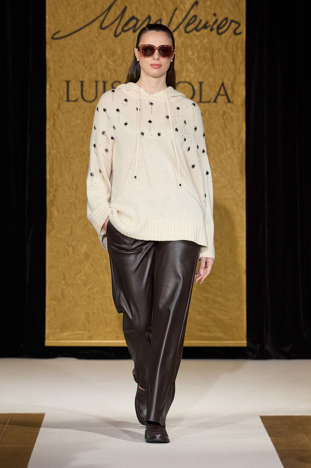 MAGLIA JOGGER RICAMATA A MANO