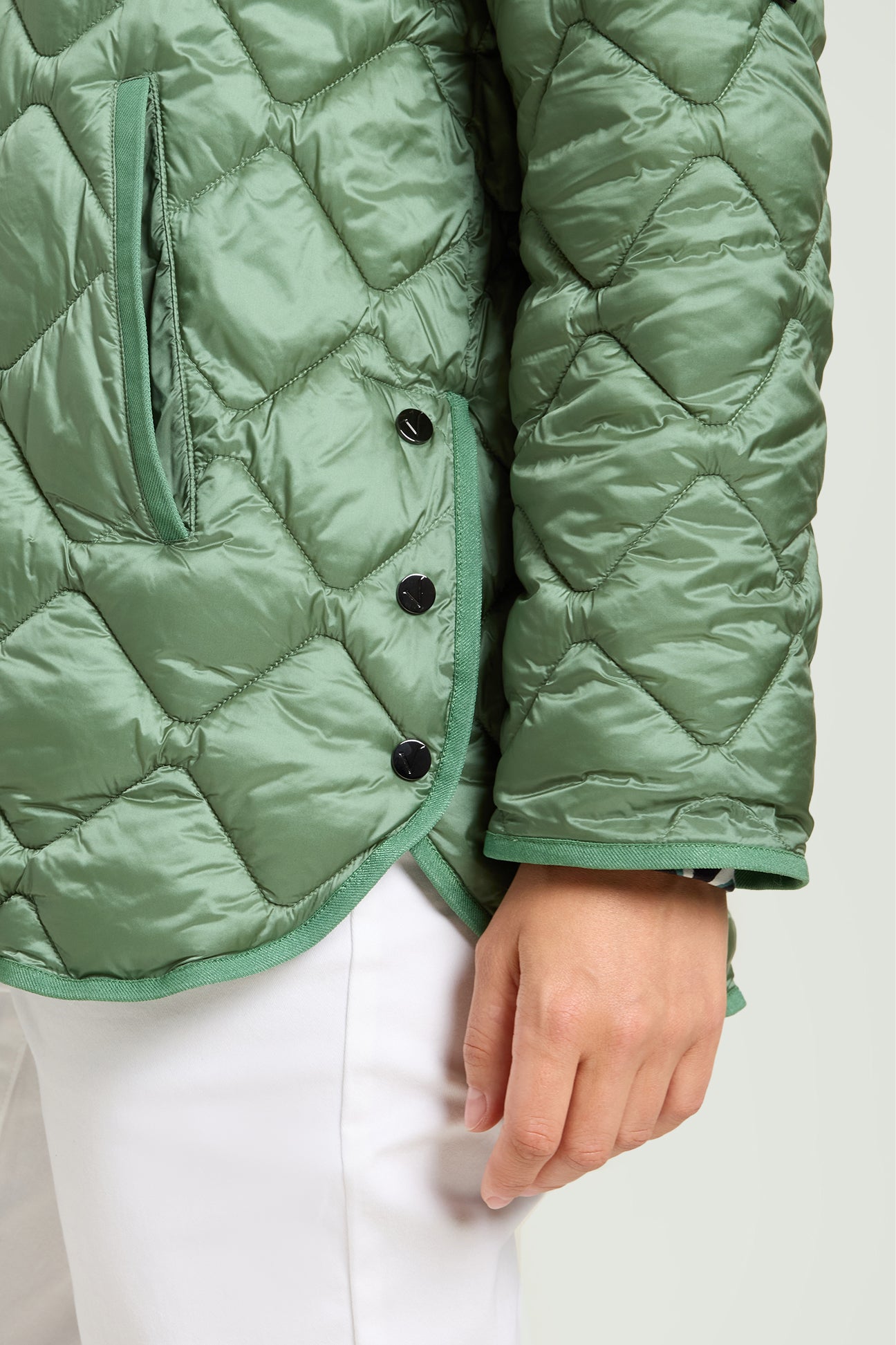 PIUMINO CON SPACCHI E CAPPUCCIO STACCABILE