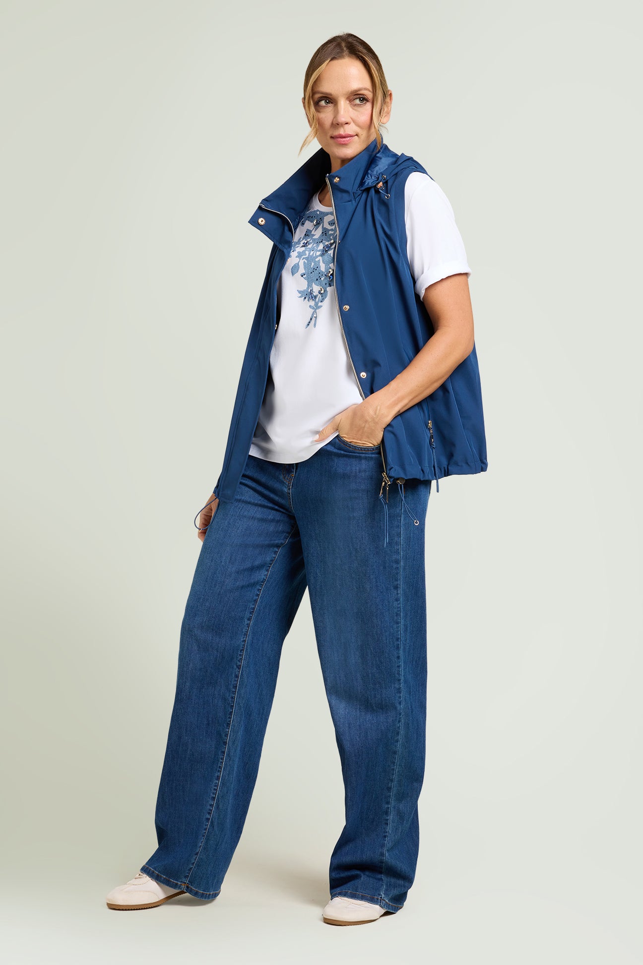 T-SHIRT STAMPATA CON CASTONI E STRASS