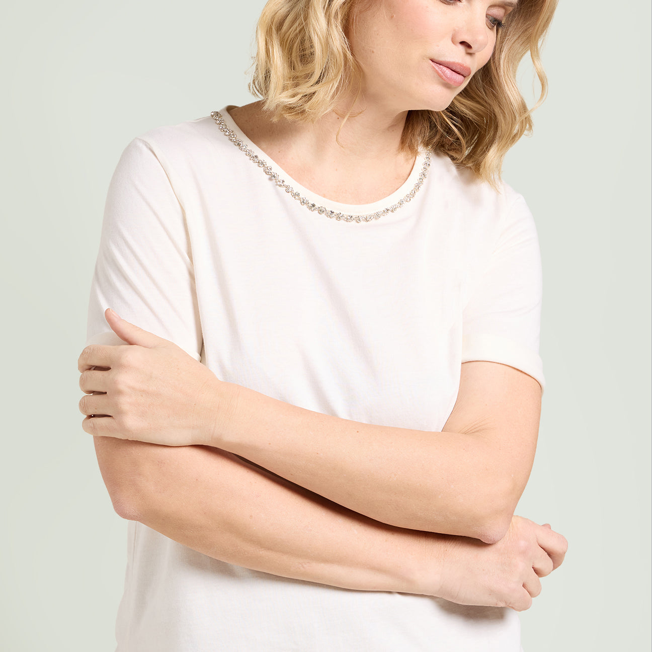 T-SHIRT CON SCOLLO RICAMATO