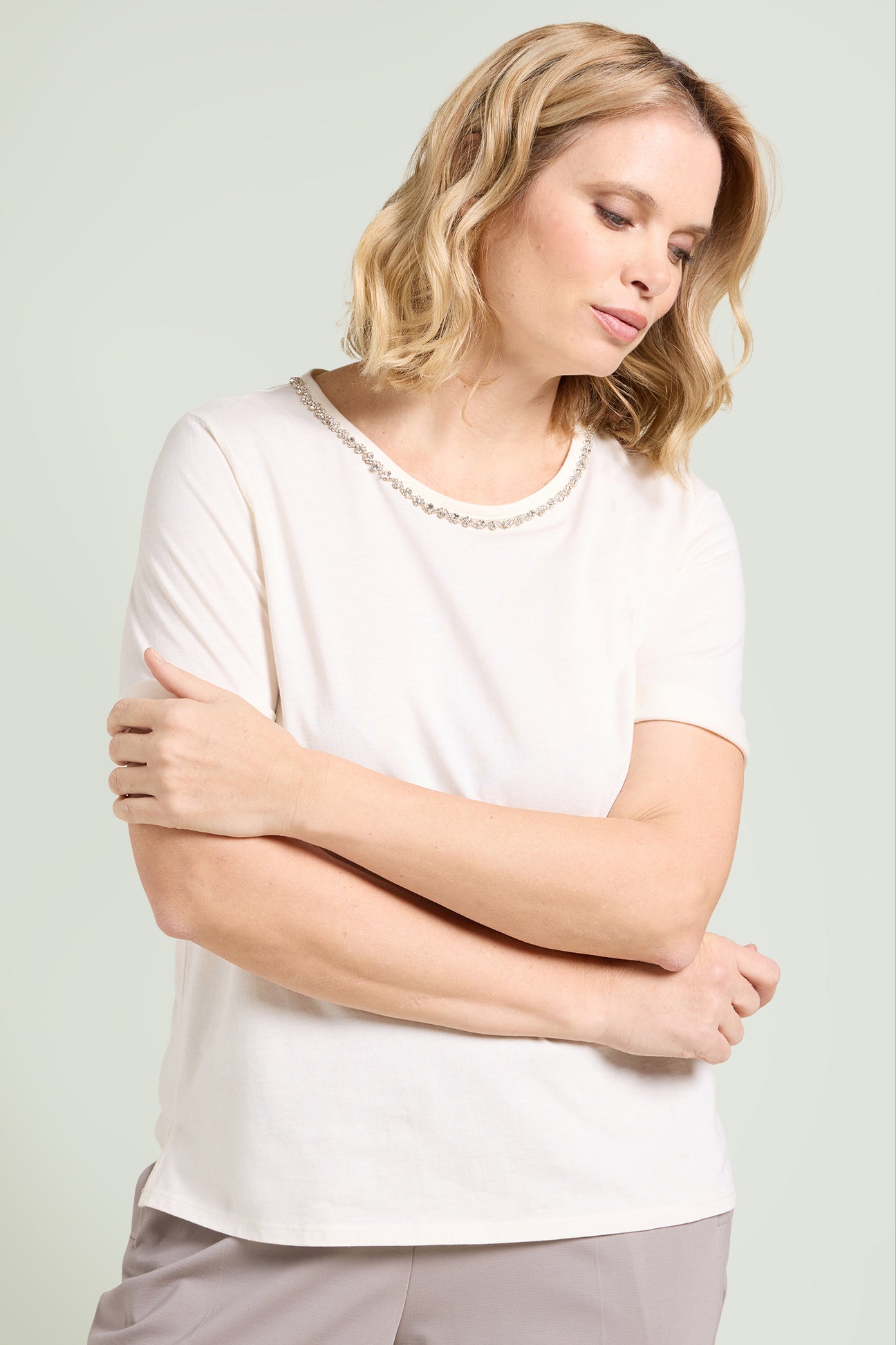 T-SHIRT CON SCOLLO RICAMATO