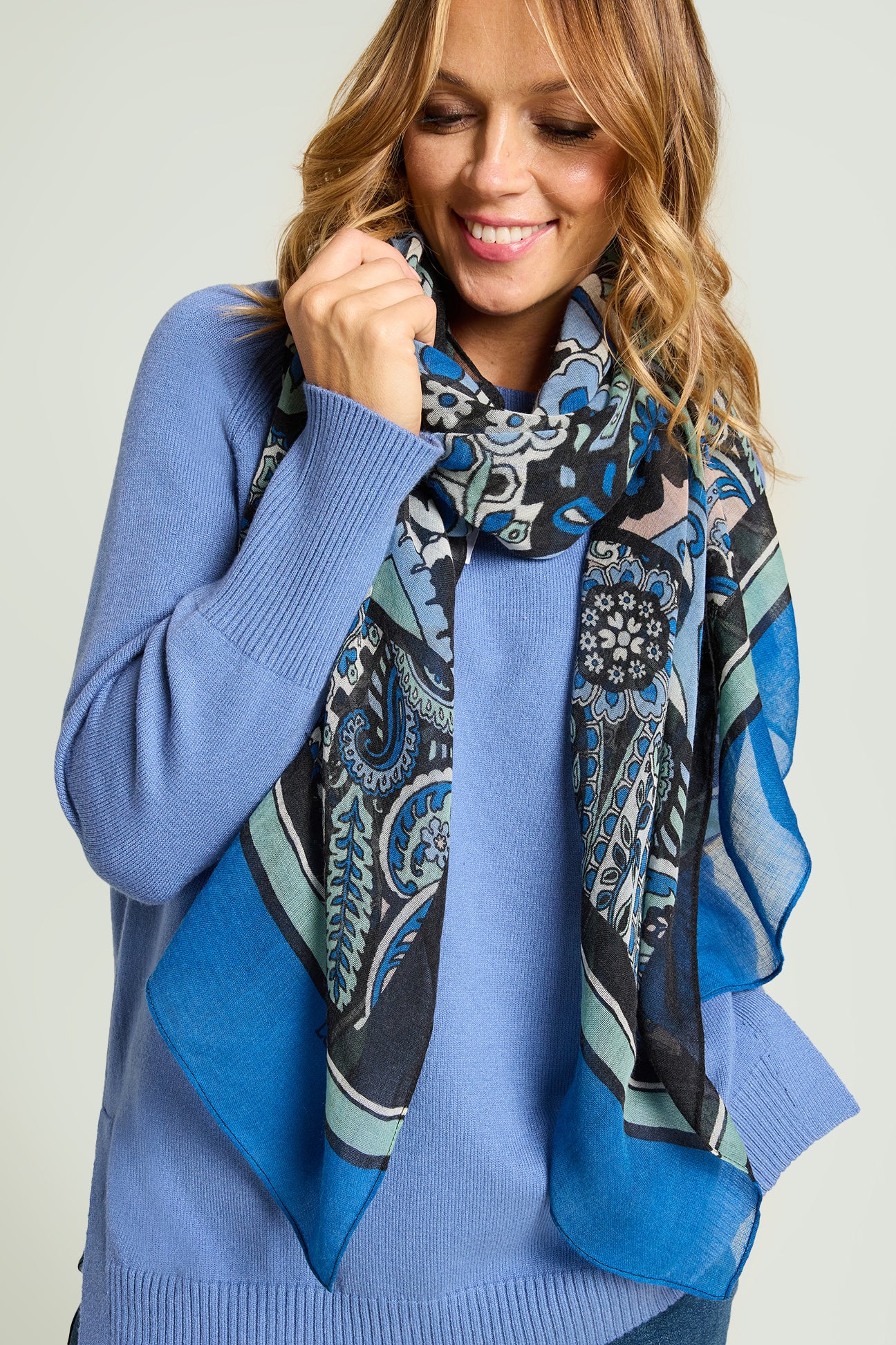 SCIARPA DI PURA LANA CON STAMPA PAISLEY