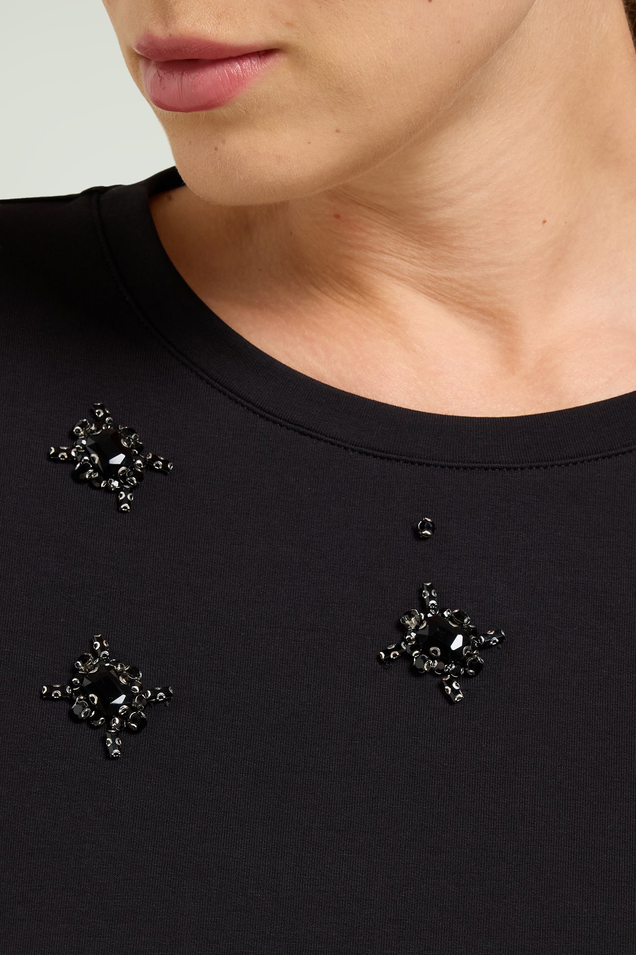 FELPA RICAMATA A MANO