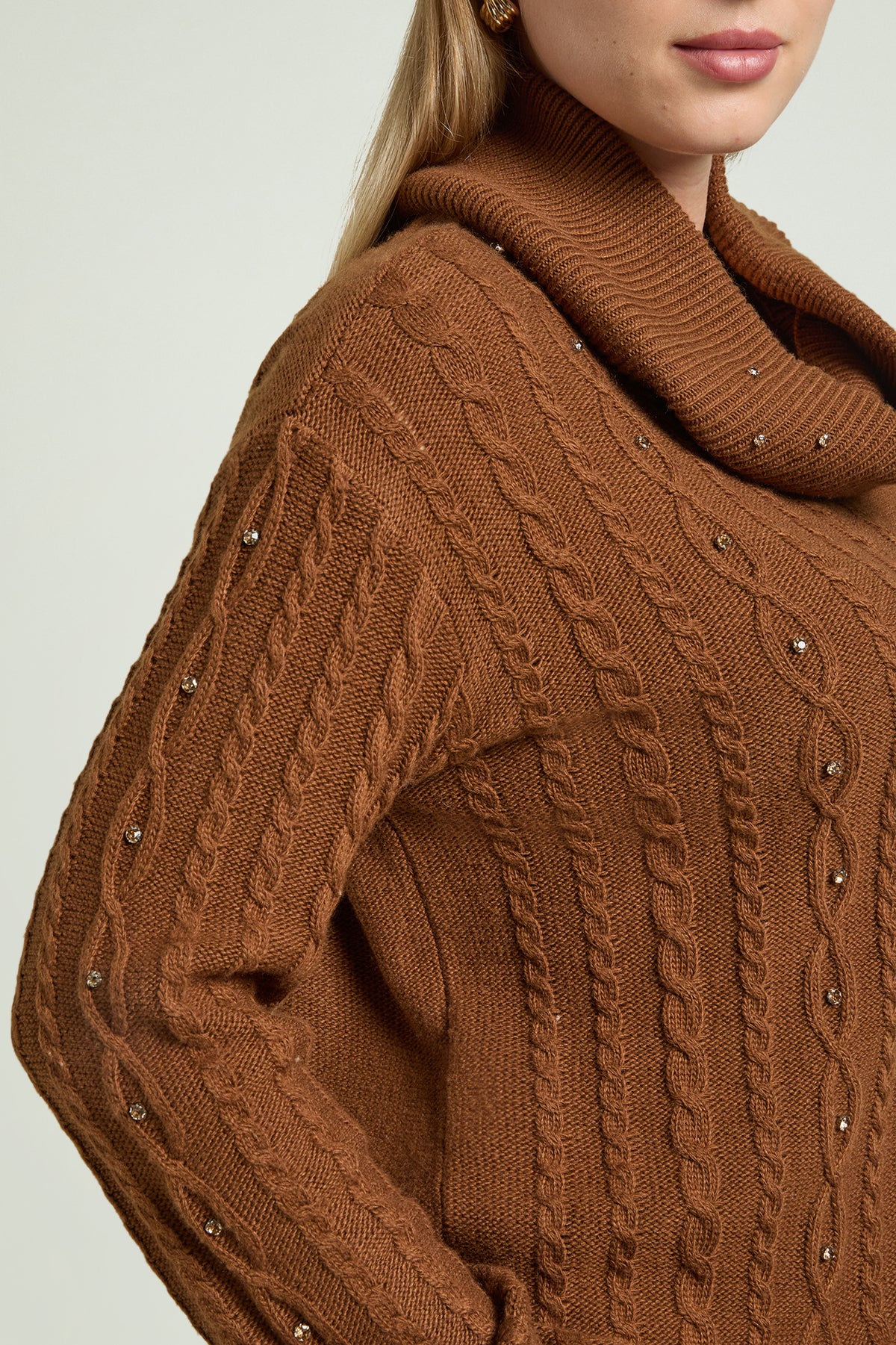 MAGLIA A TRECCE CON CASTONI