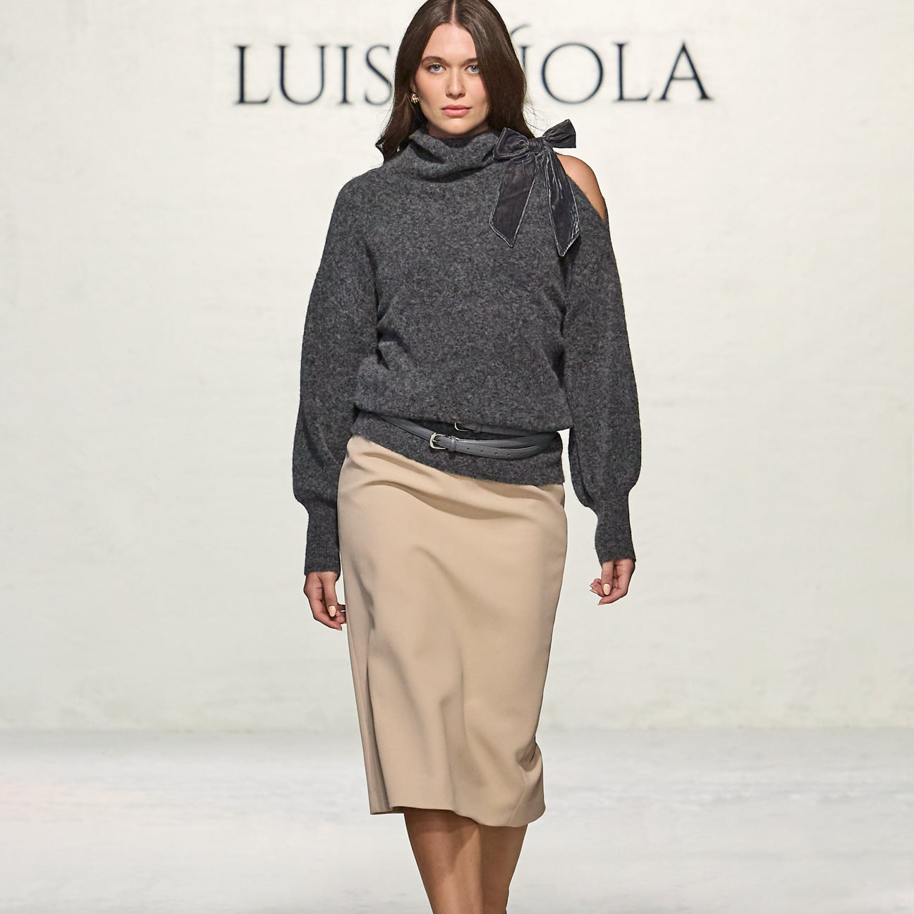 MAGLIA CUT-OFF CON SPILLA IN VELLUTO