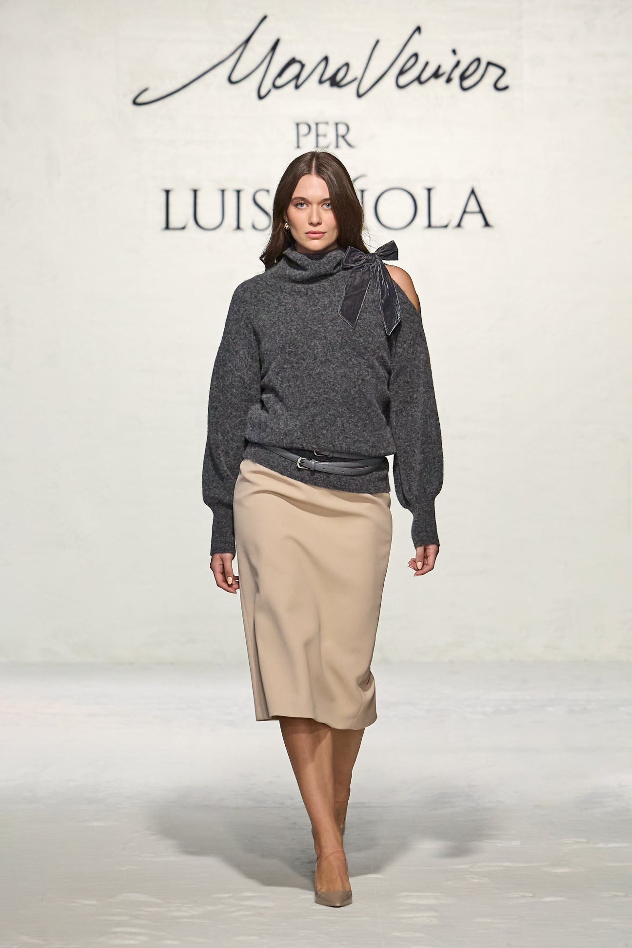 MAGLIA CUT-OFF CON SPILLA IN VELLUTO