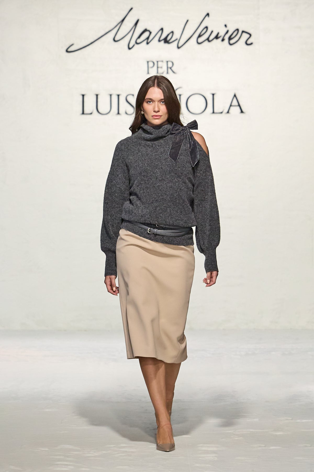 MAGLIA CUT-OFF CON SPILLA IN VELLUTO