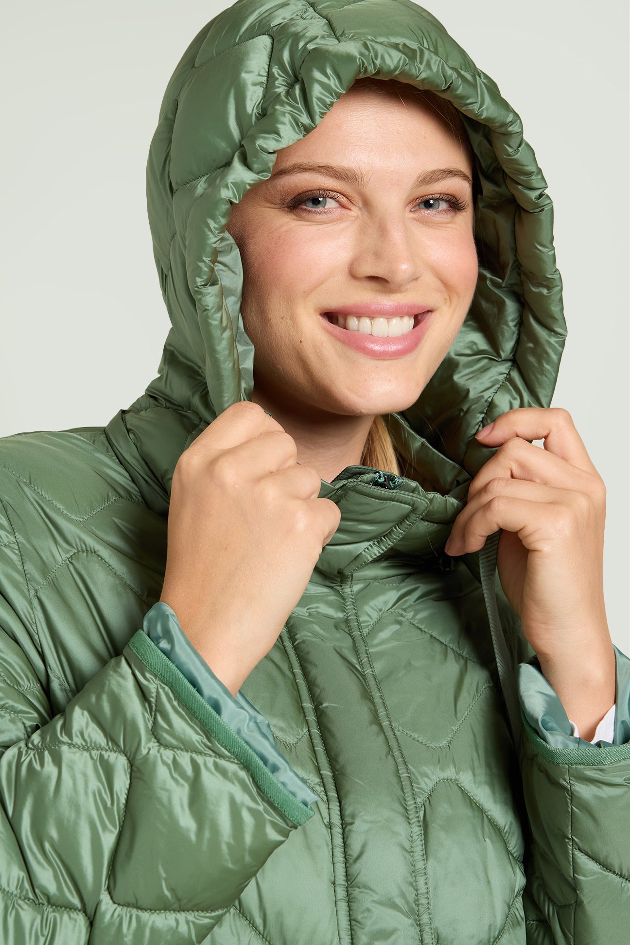 PIUMINO CON SPACCHI E CAPPUCCIO STACCABILE