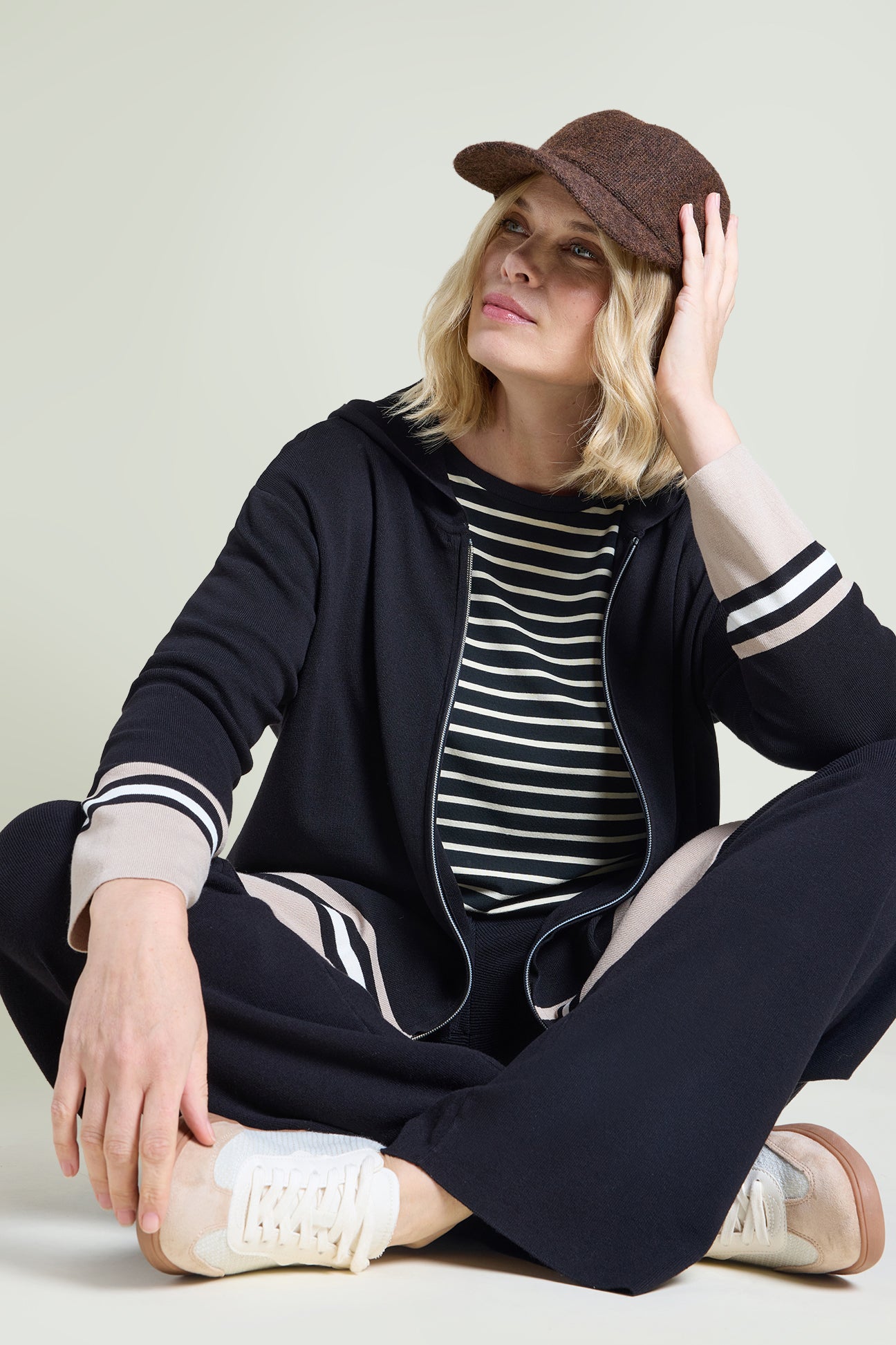 CARDIGAN CON ZIP E CAPPUCCIO
