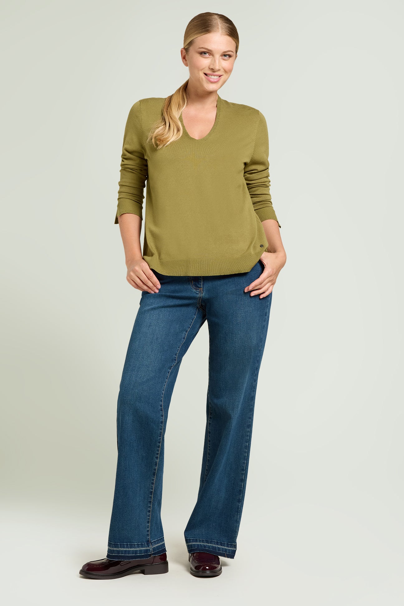 MAGLIA CON SCOLLO A "V" IN VISCOSA COMFORT