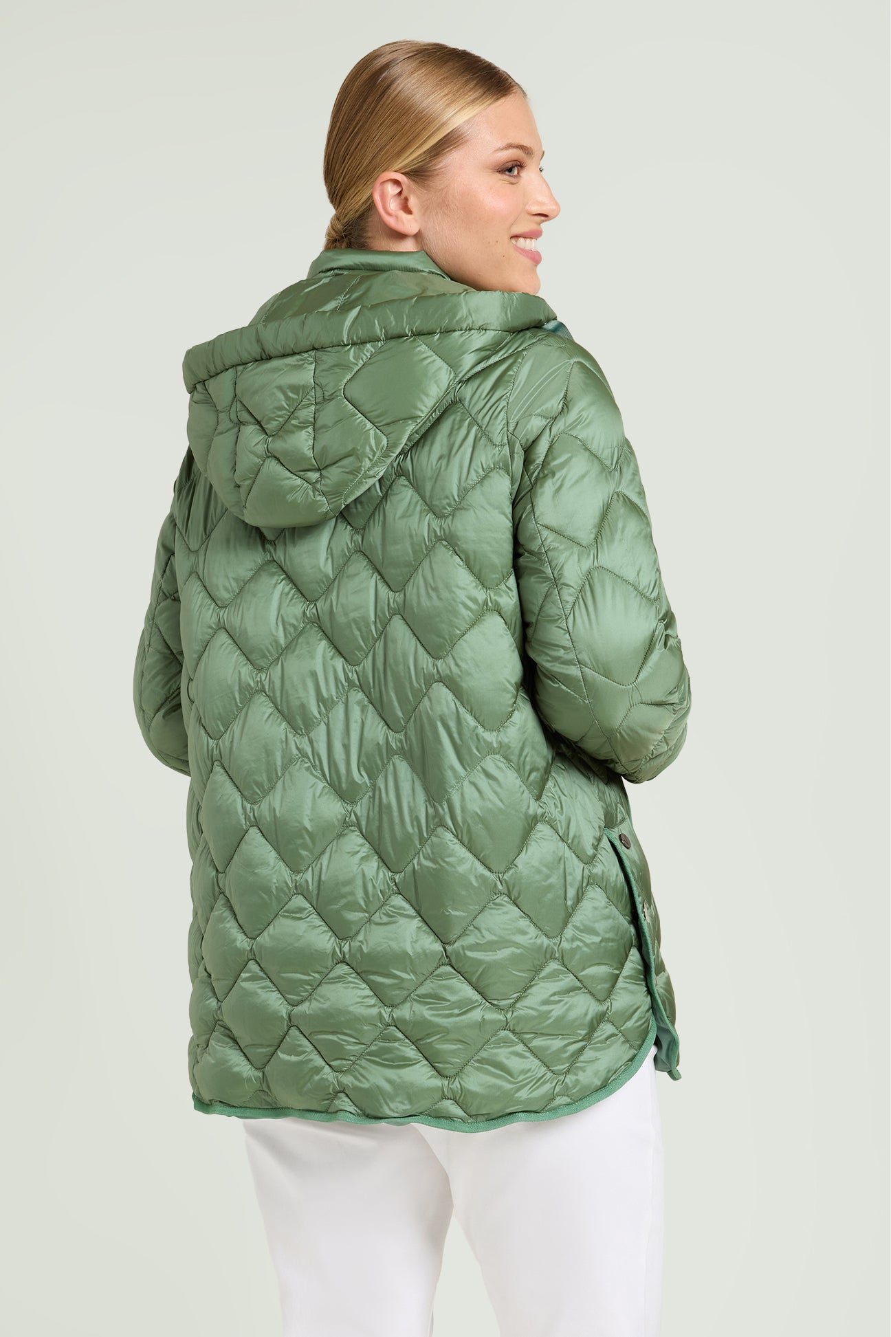 PIUMINO CON SPACCHI E CAPPUCCIO STACCABILE