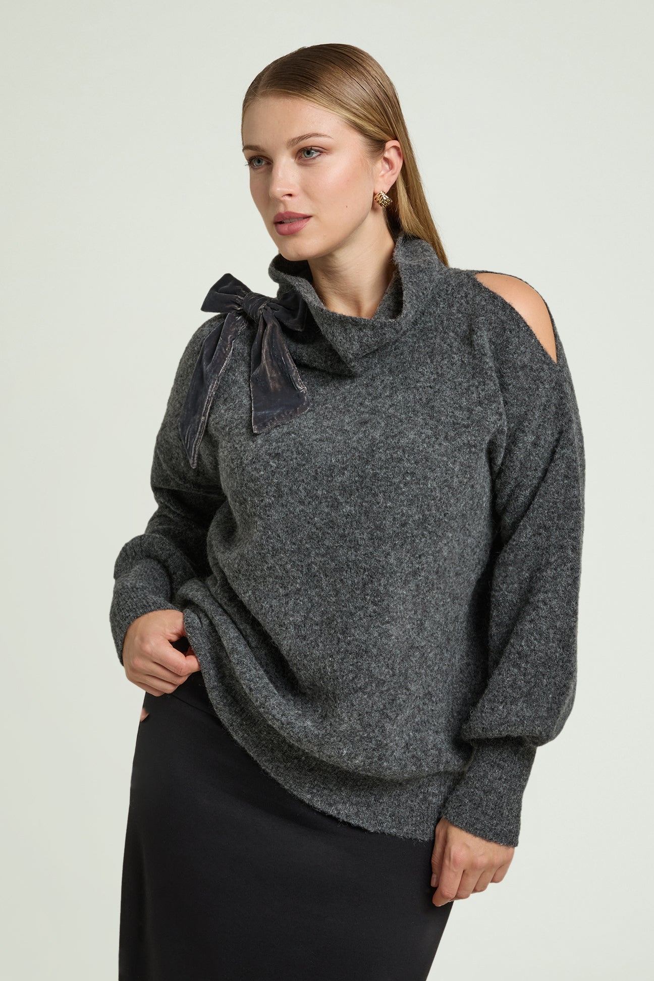 MAGLIA CUT-OFF CON SPILLA IN VELLUTO