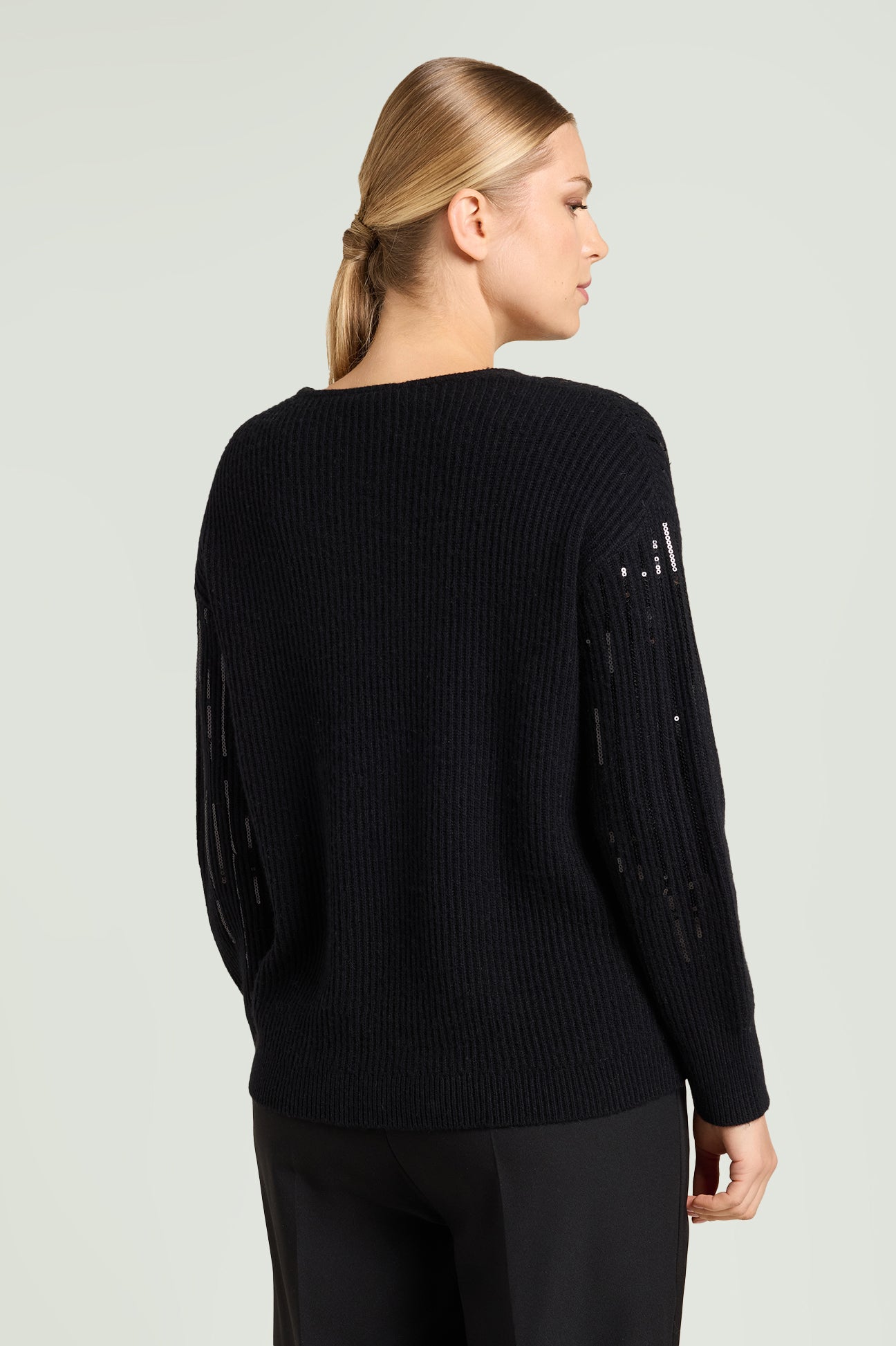 MAGLIA RICAMATA CON PAILLETTES DEGRADE'