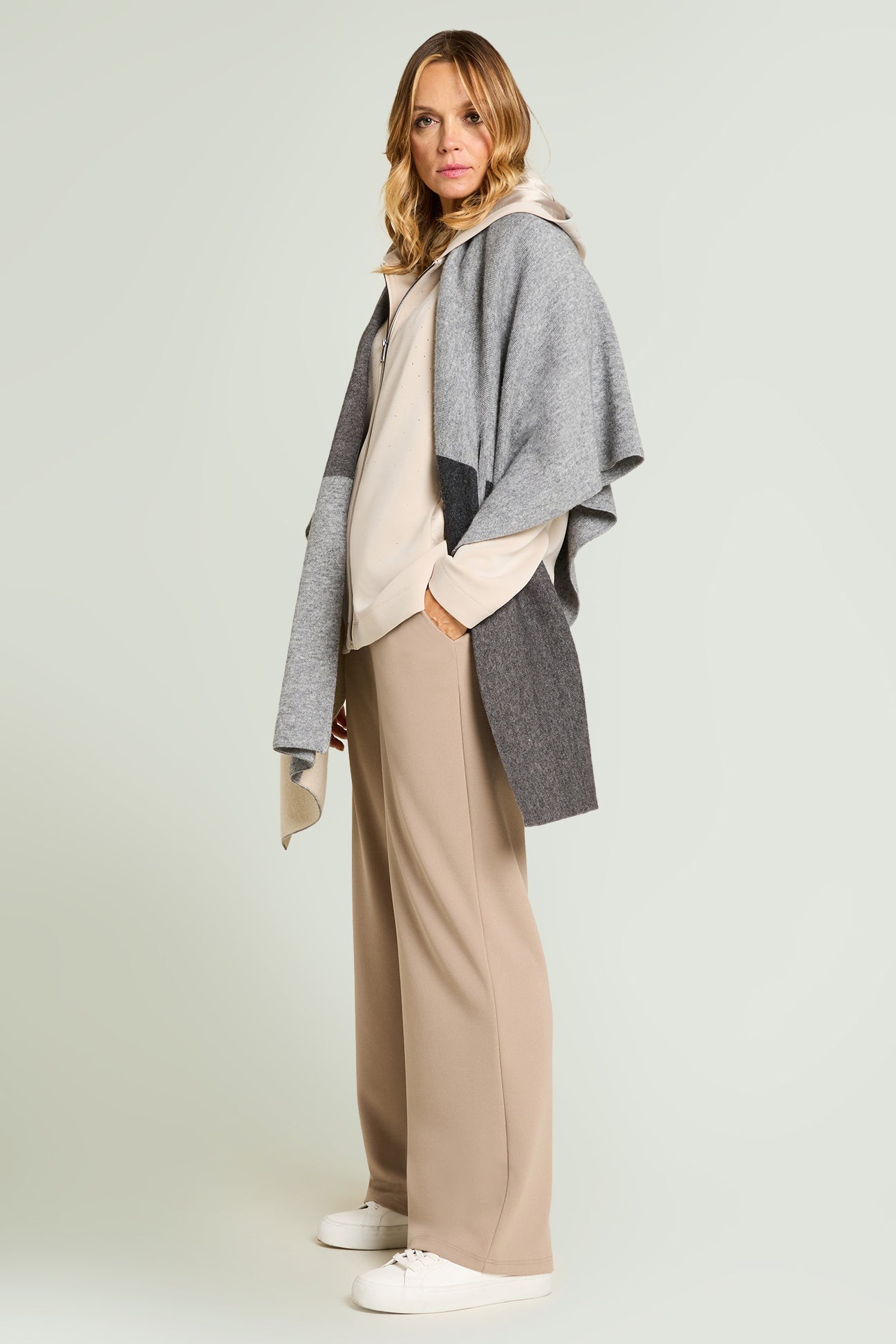 FELPA CON CAPPUCCIO E PUNTI LUCE