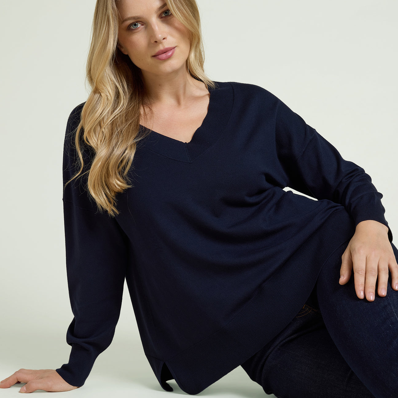 MAGLIA IN VISCOSA COMFORT CON SCOLLO A "V"