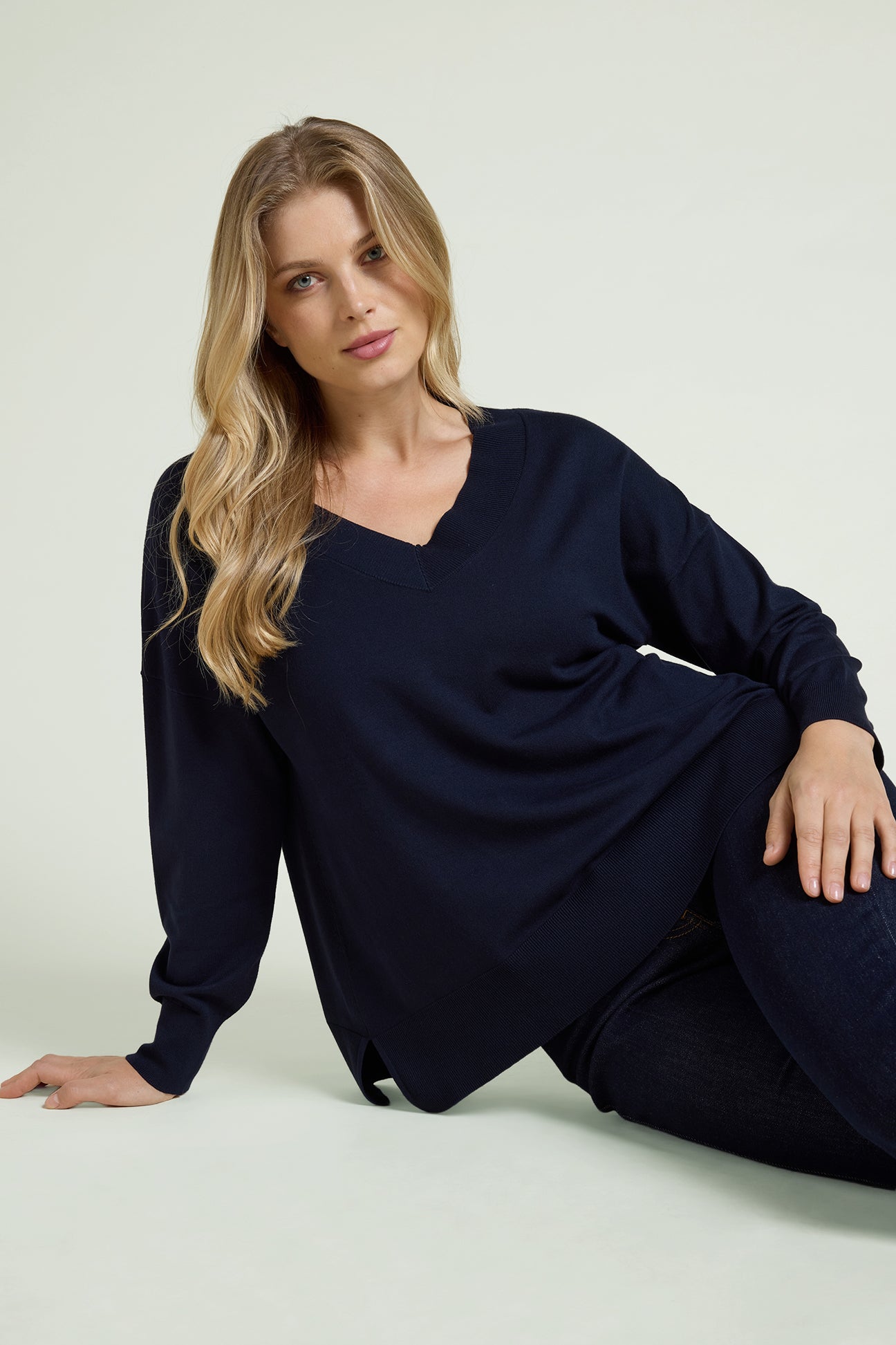 MAGLIA IN VISCOSA COMFORT CON SCOLLO A "V"