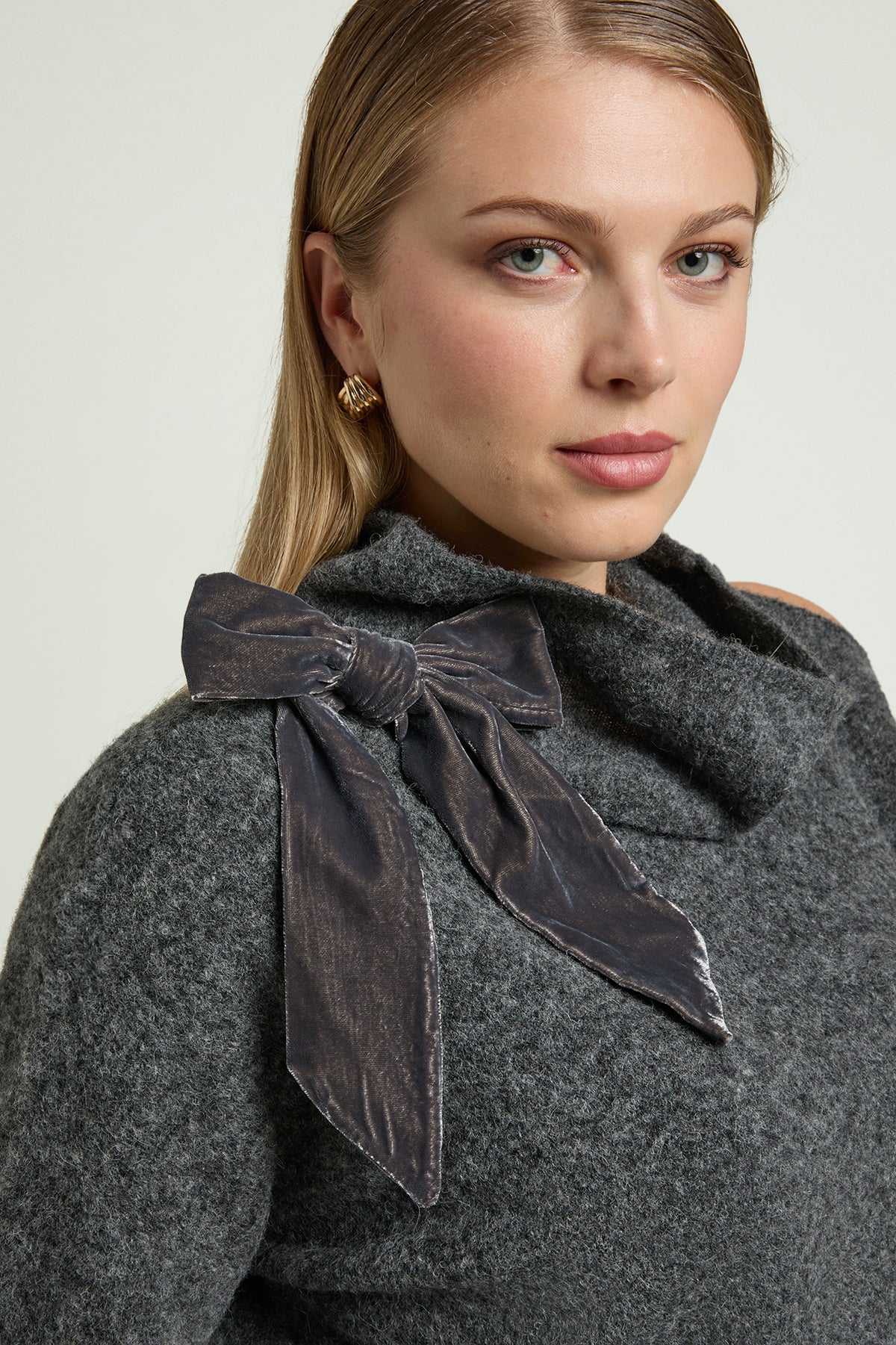 MAGLIA CUT-OFF CON SPILLA IN VELLUTO