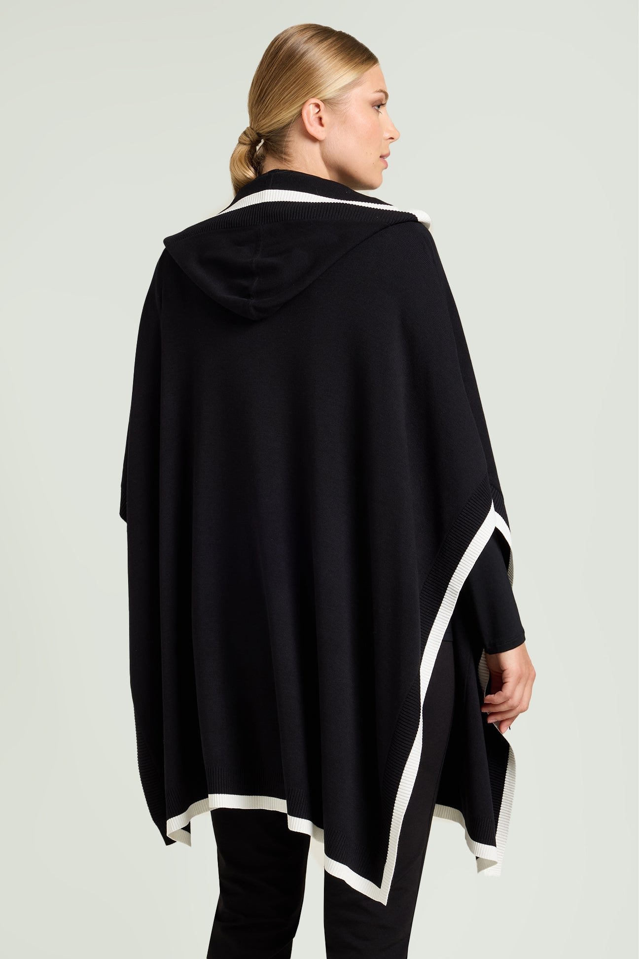 MANTELLA CON BORDI A CONTRASTO