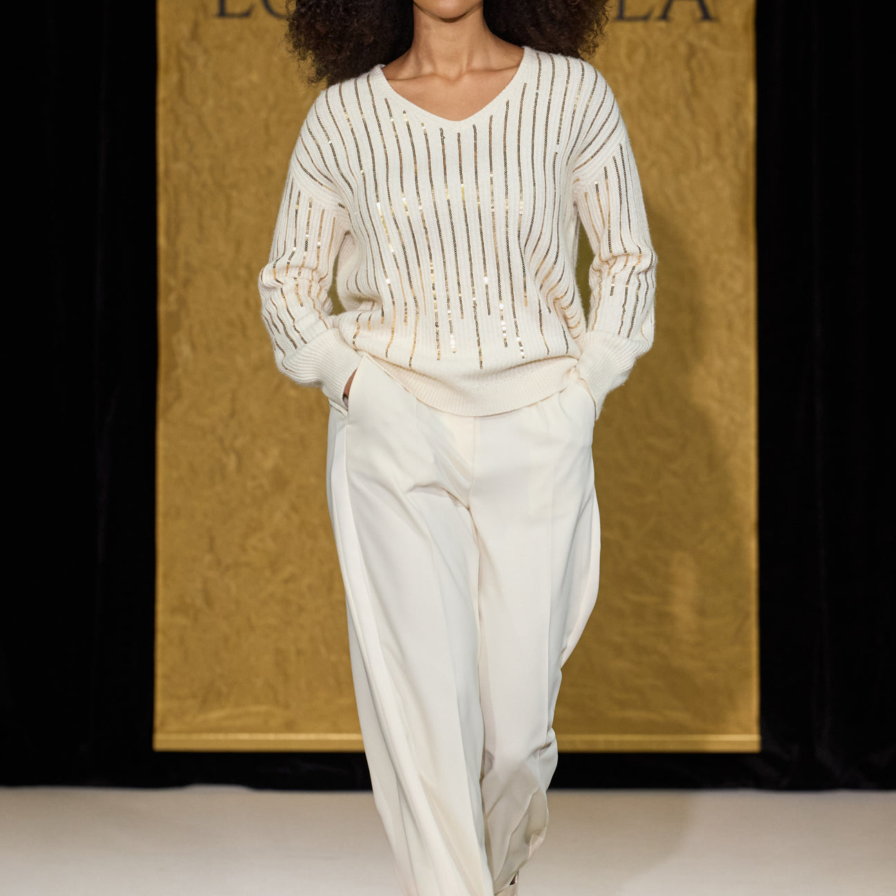 MAGLIA RICAMATA CON PAILLETTES DEGRADE'