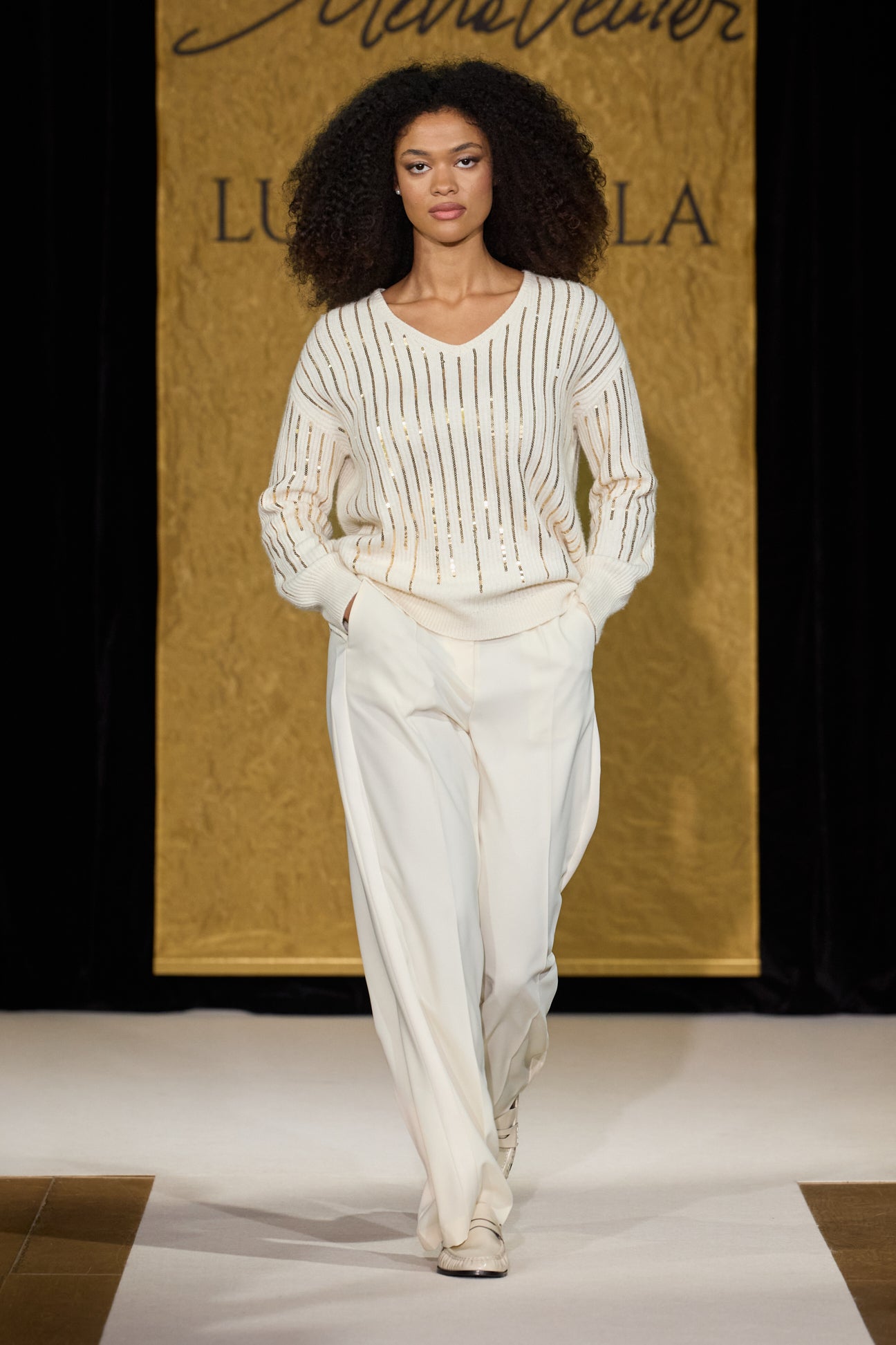 MAGLIA RICAMATA CON PAILLETTES DEGRADE'