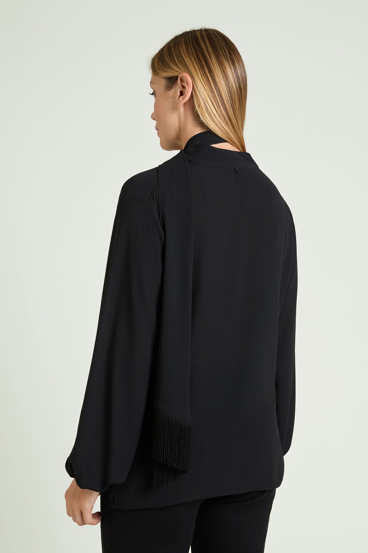 CAMICIA DRAPPEGGIATA CON SCIARPINA