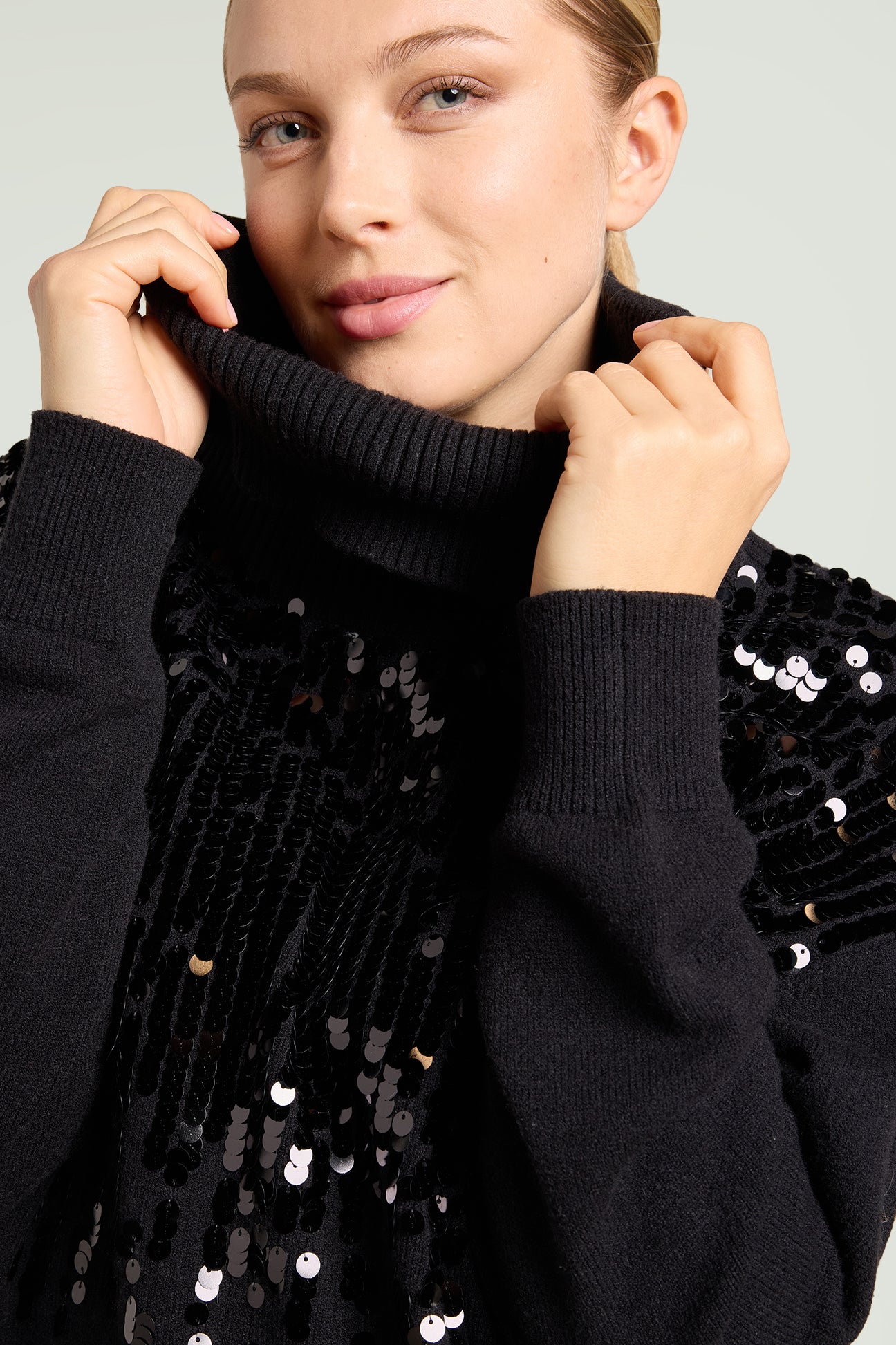 MAGLIA RICAMATA CON COLLO STACCABILE