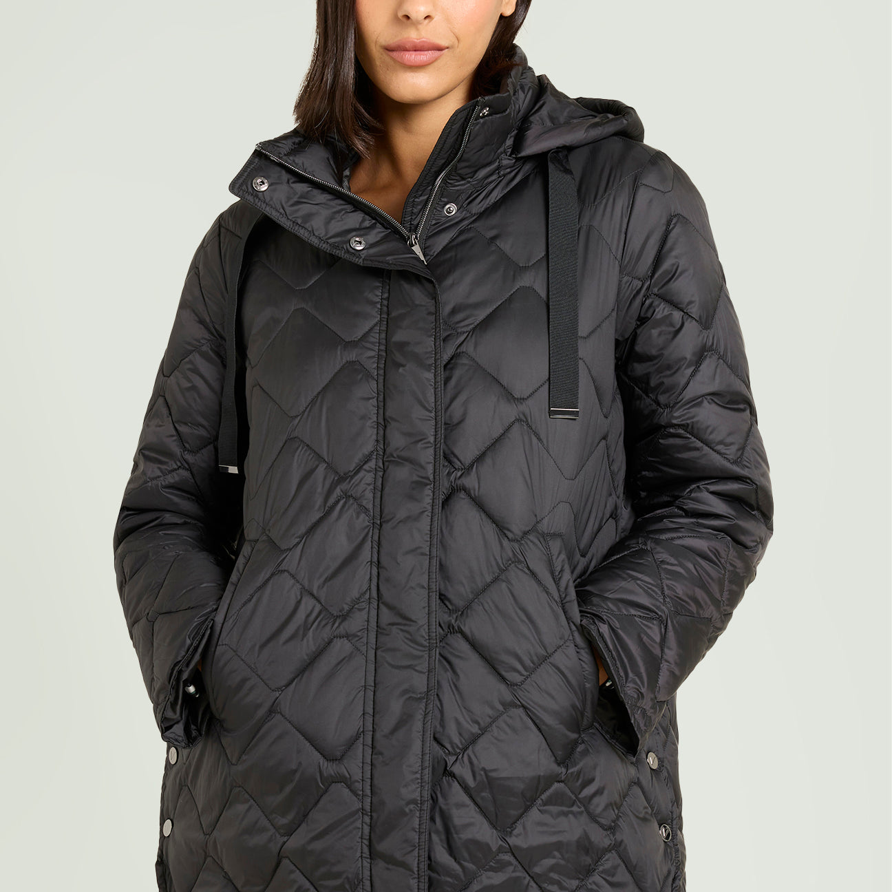 PIUMINO CON SPACCHI E CAPPUCCIO STACCABILE