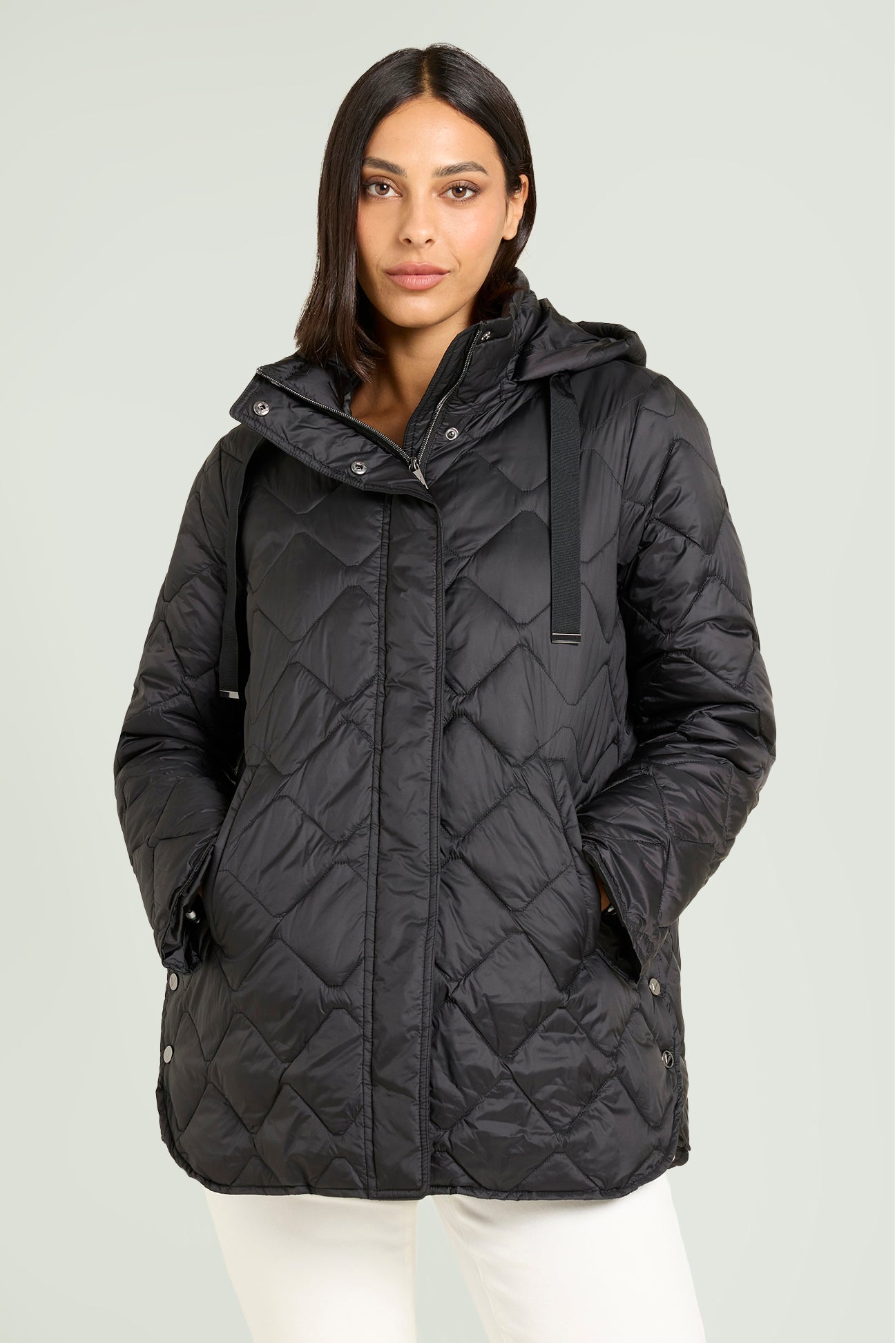 PIUMINO CON SPACCHI E CAPPUCCIO STACCABILE