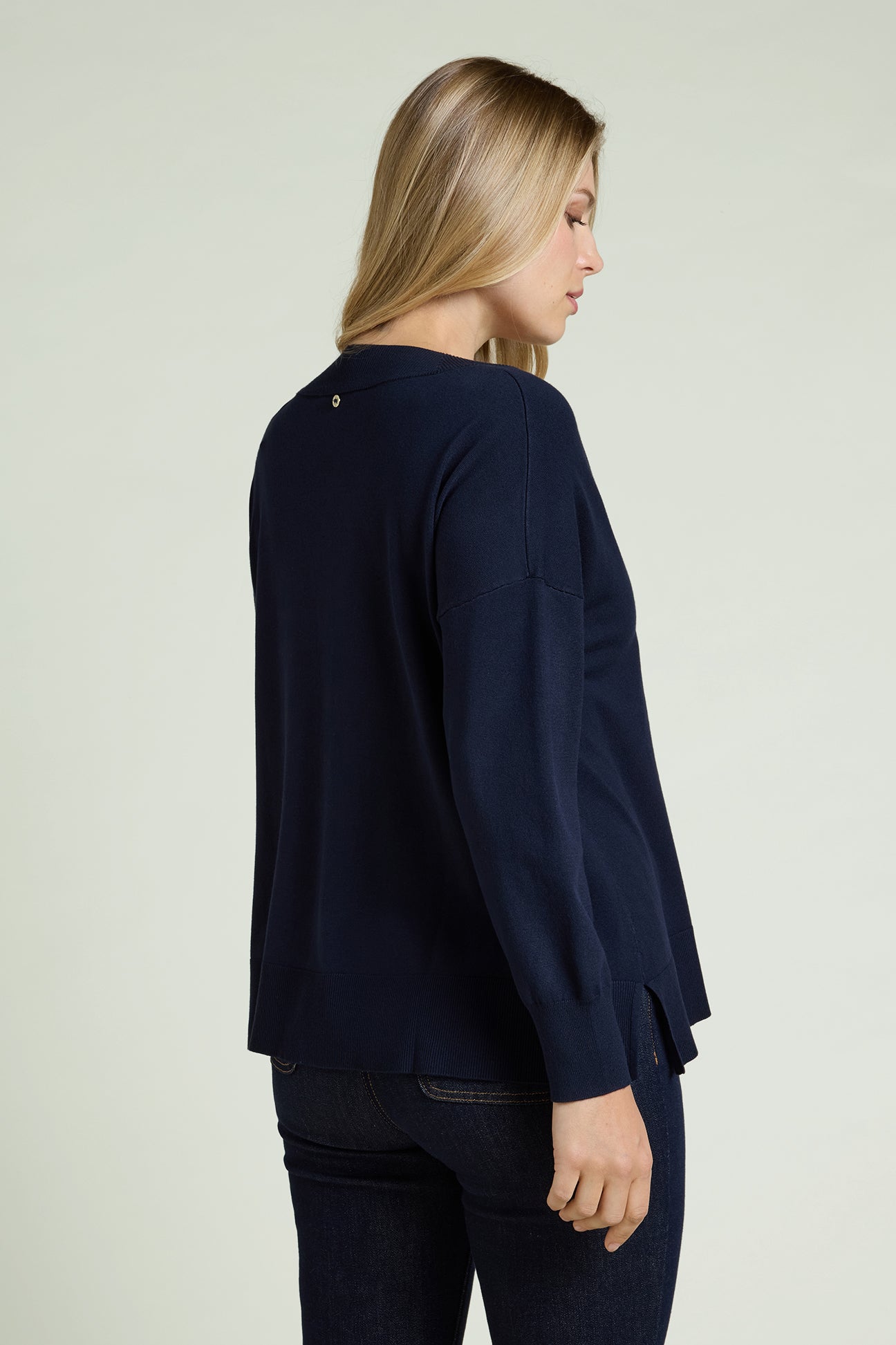 MAGLIA IN VISCOSA COMFORT CON SCOLLO A "V"
