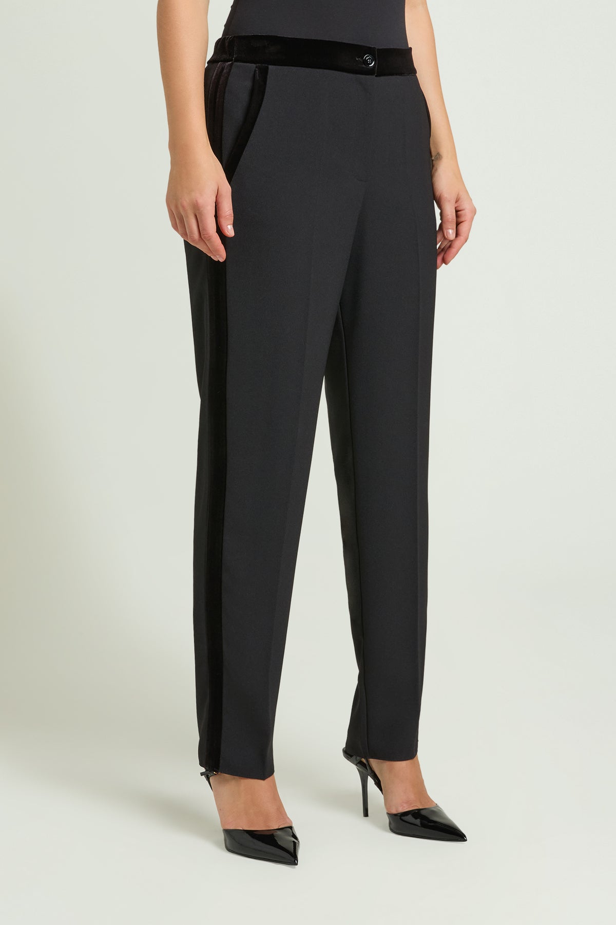 PANTALONI IN CREPE CON DETTAGLI IN VELLLUTO