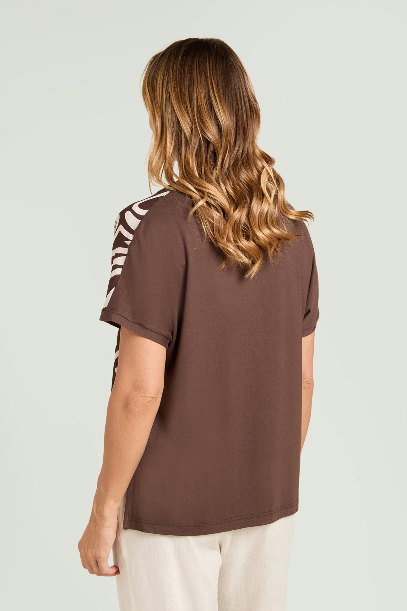 T-SHIRT STAMPATA CON PUNTI LUCE