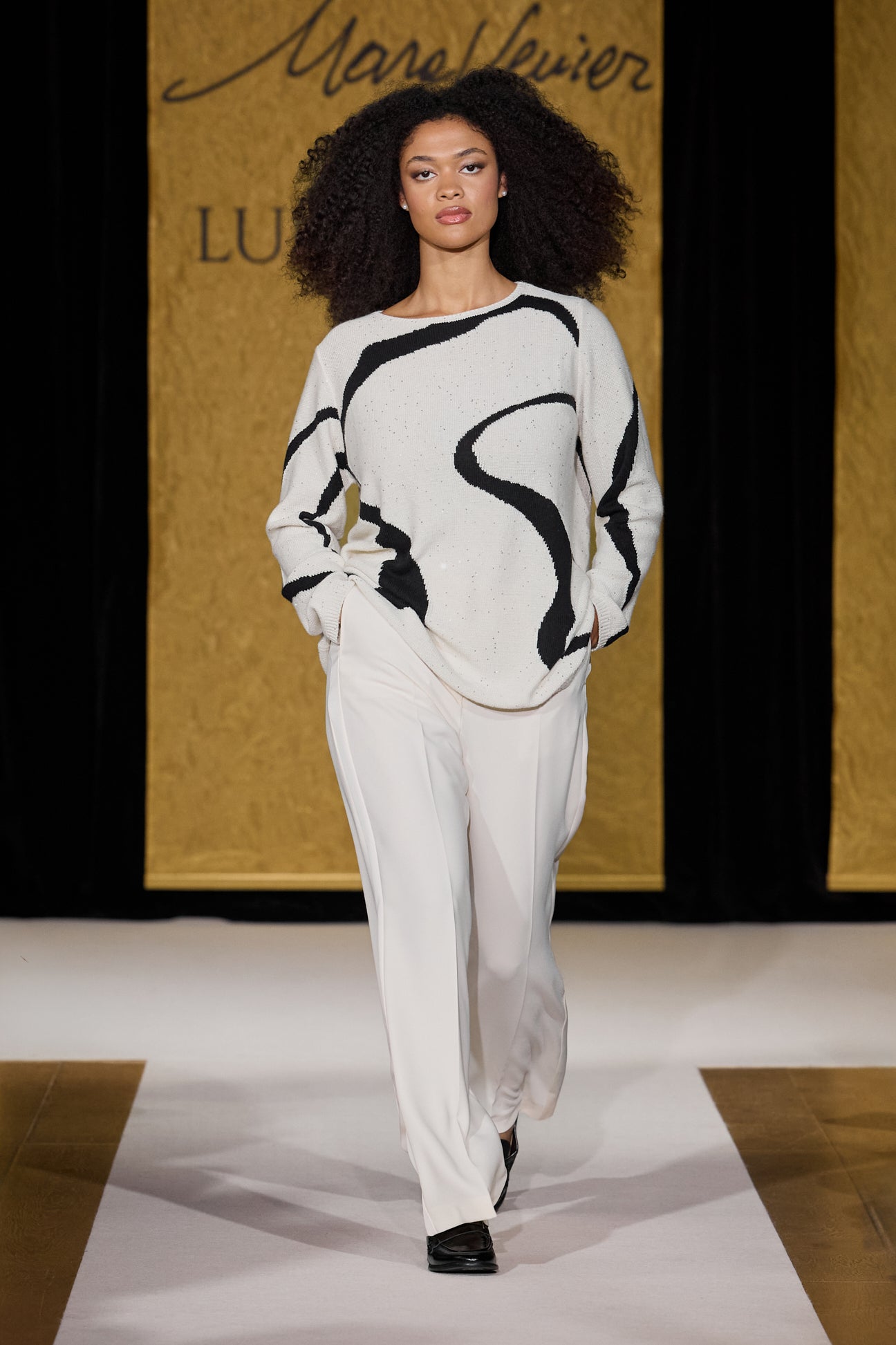 MAGLIA CON INTARSIO AD ONDE