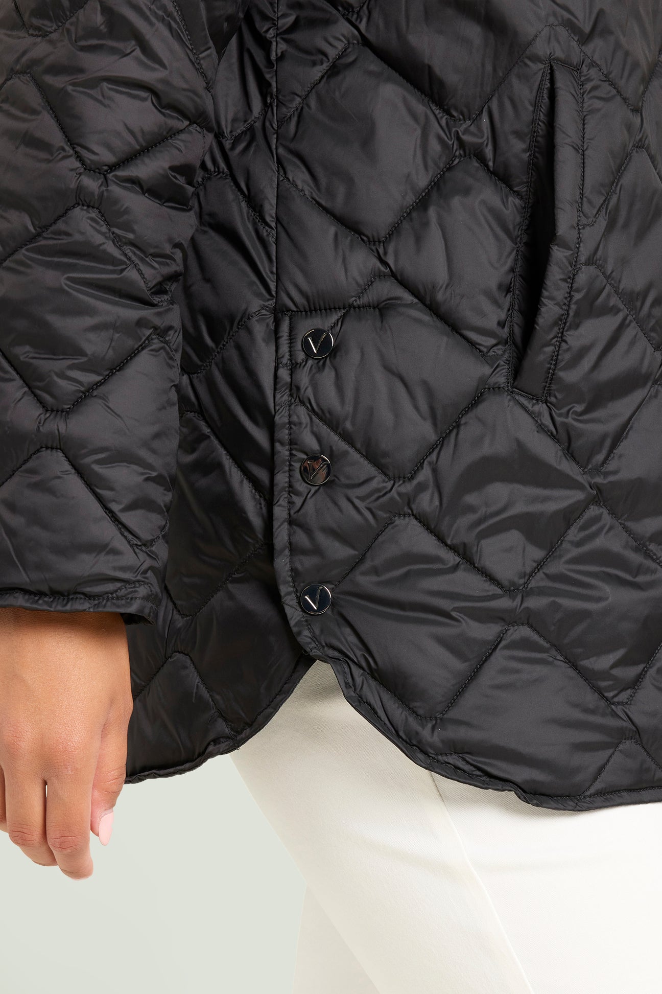 PIUMINO CON SPACCHI E CAPPUCCIO STACCABILE