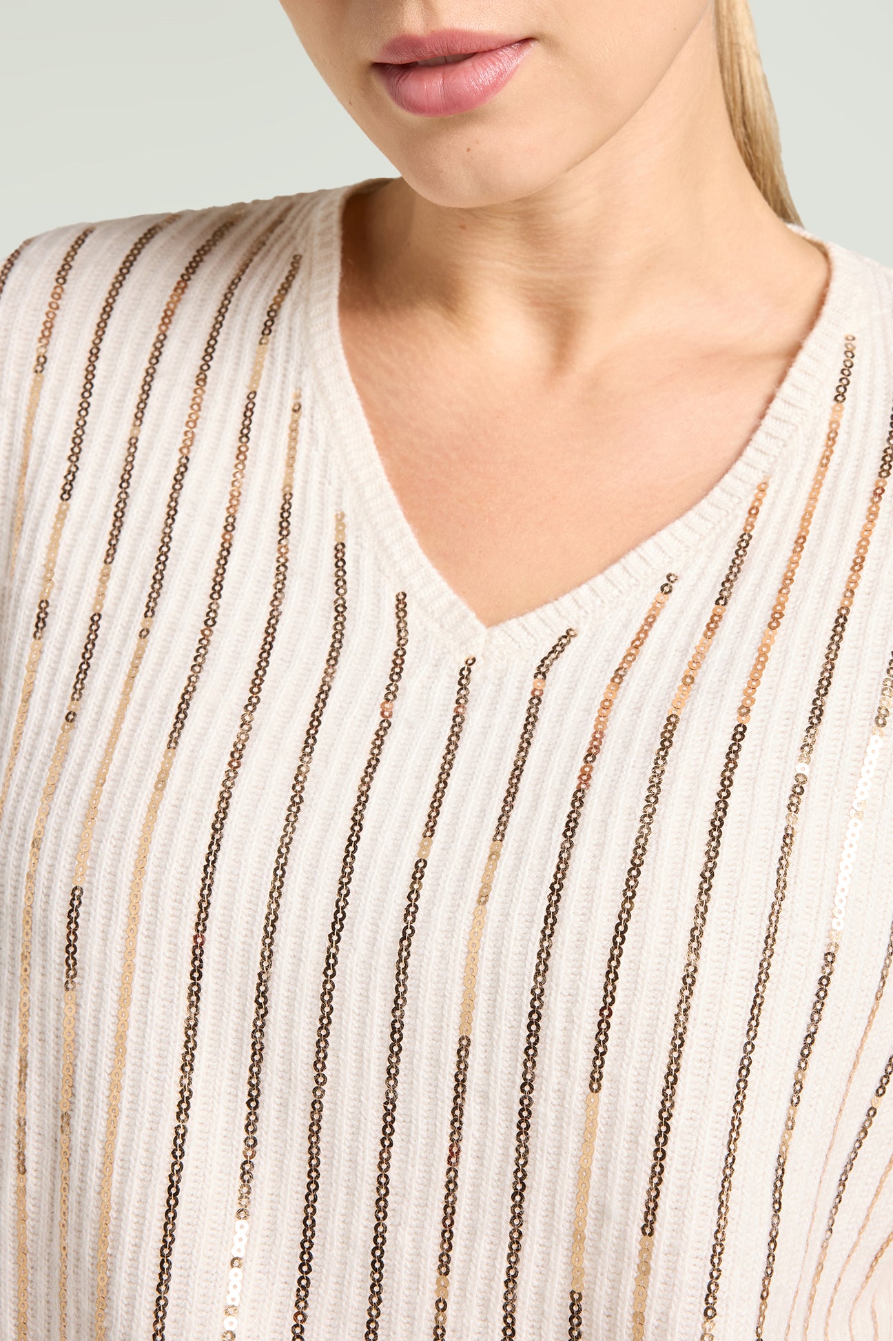 MAGLIA RICAMATA CON PAILLETTES DEGRADE'