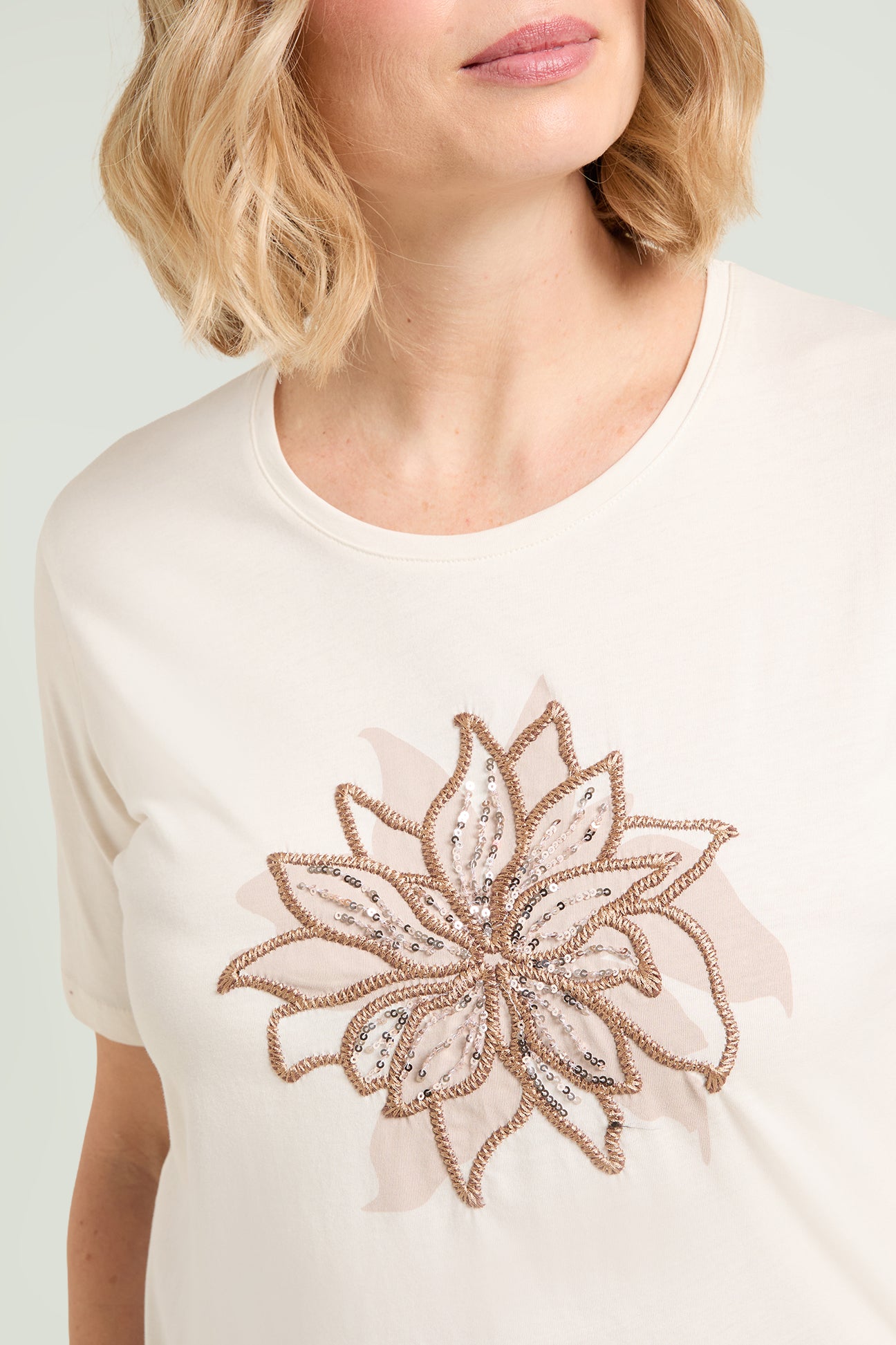 T-SHIRT STAMPATA E RICAMATA