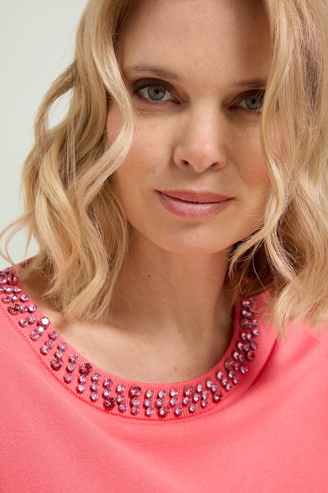 MAGLIA IN VISCOSA COMFORT RICAMATA A MANO