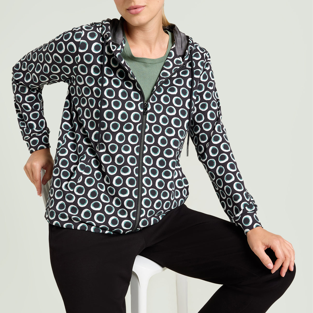 FELPA STAMPATA CON CAPPUCCIO