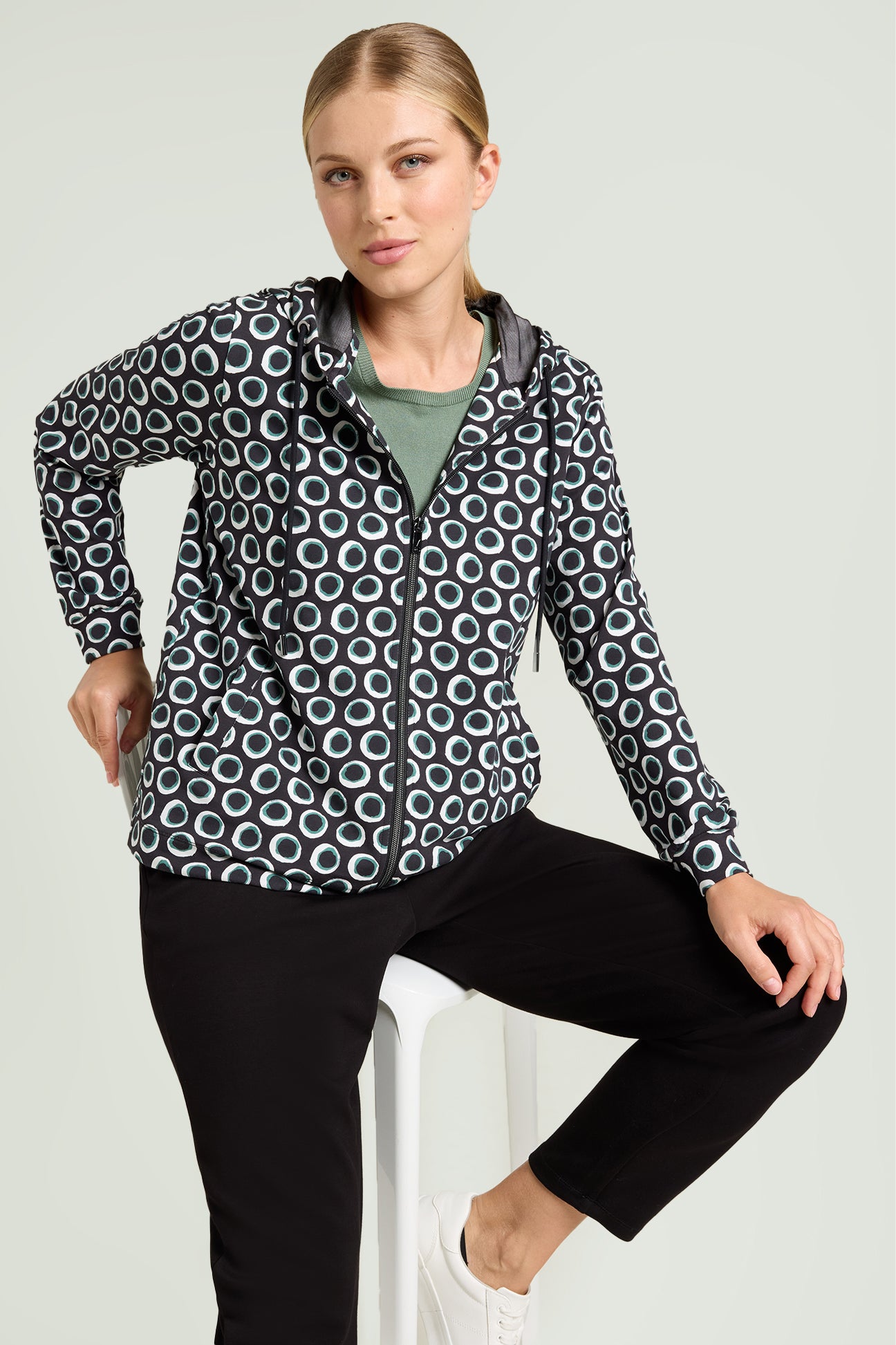 FELPA STAMPATA CON CAPPUCCIO