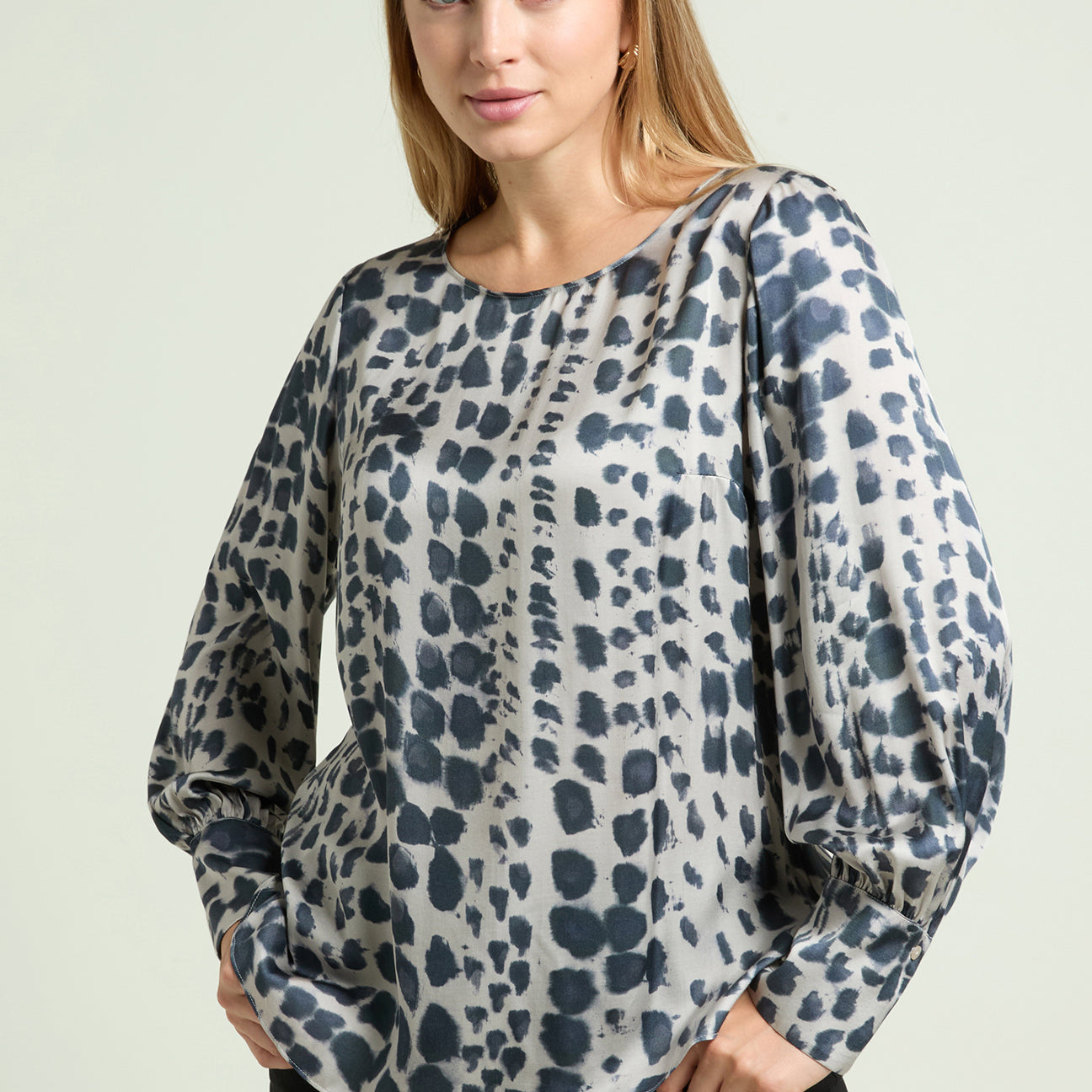 BLUSA ANIMALIER IN SATIN