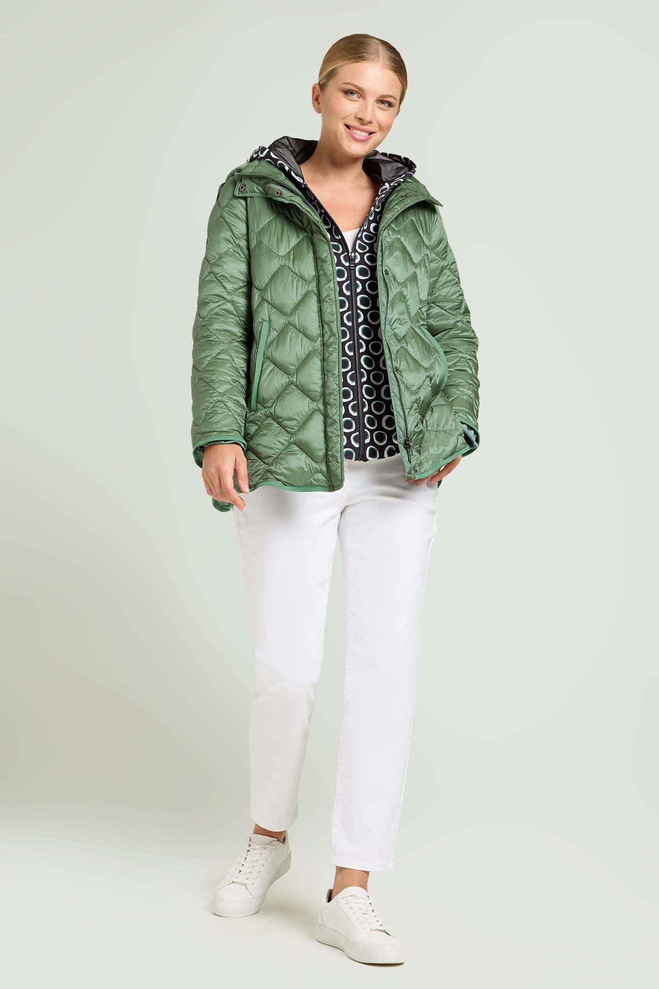 PIUMINO CON SPACCHI E CAPPUCCIO STACCABILE