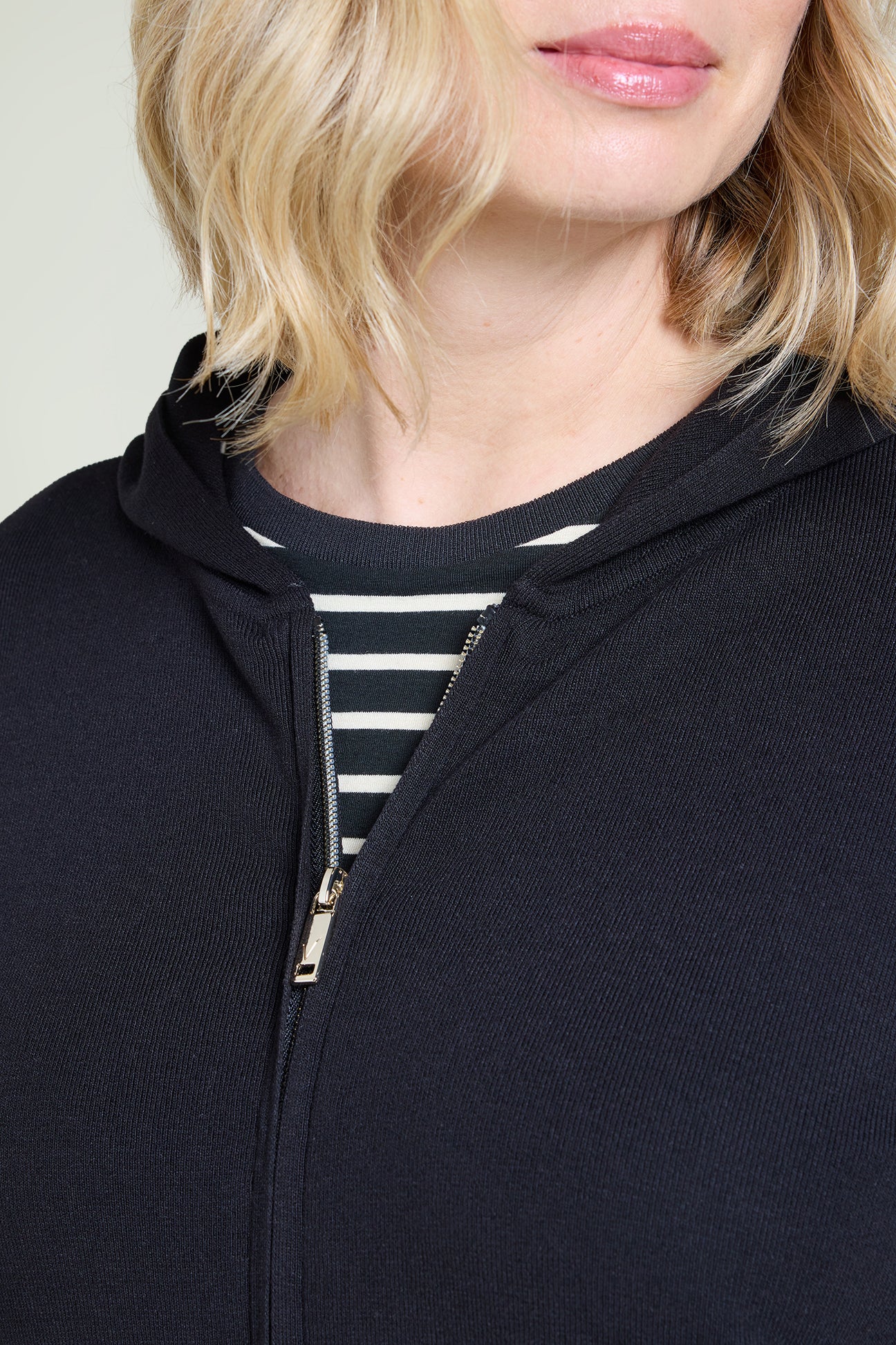 CARDIGAN CON ZIP E CAPPUCCIO