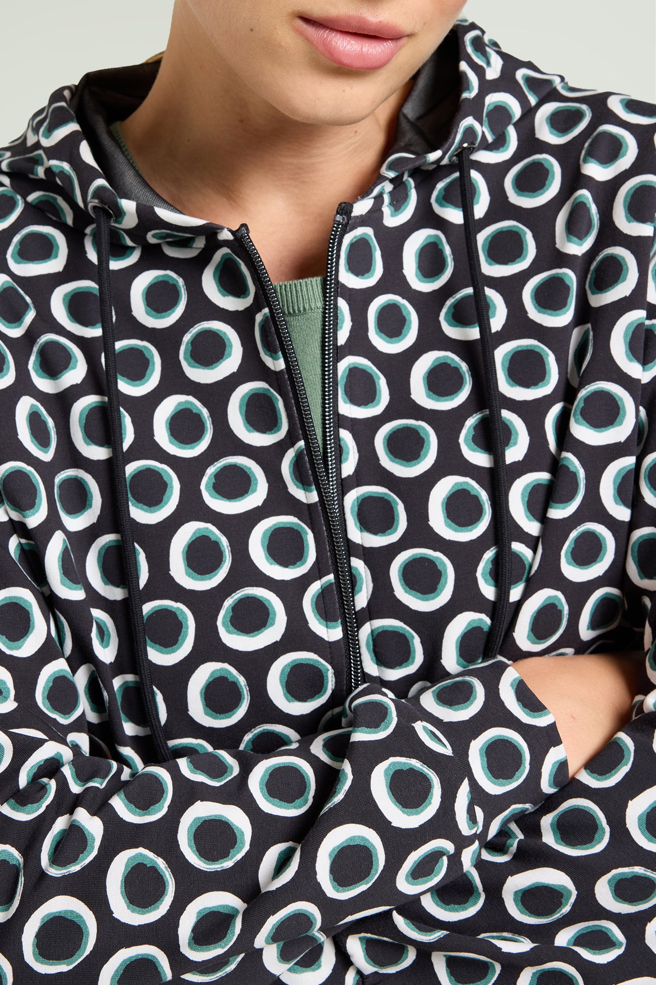 FELPA STAMPATA CON CAPPUCCIO