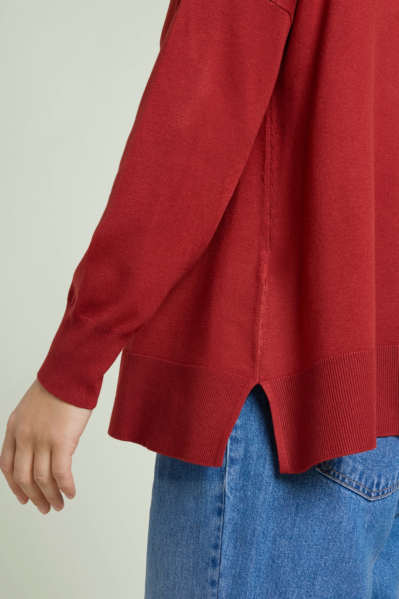 MAGLIA IN VISCOSA COMFORT CON SCOLLO A "V"