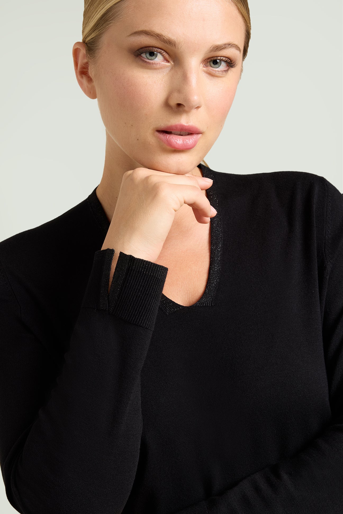 MAGLIA CON SCOLLO A "V" IN VISCOSA COMFORT