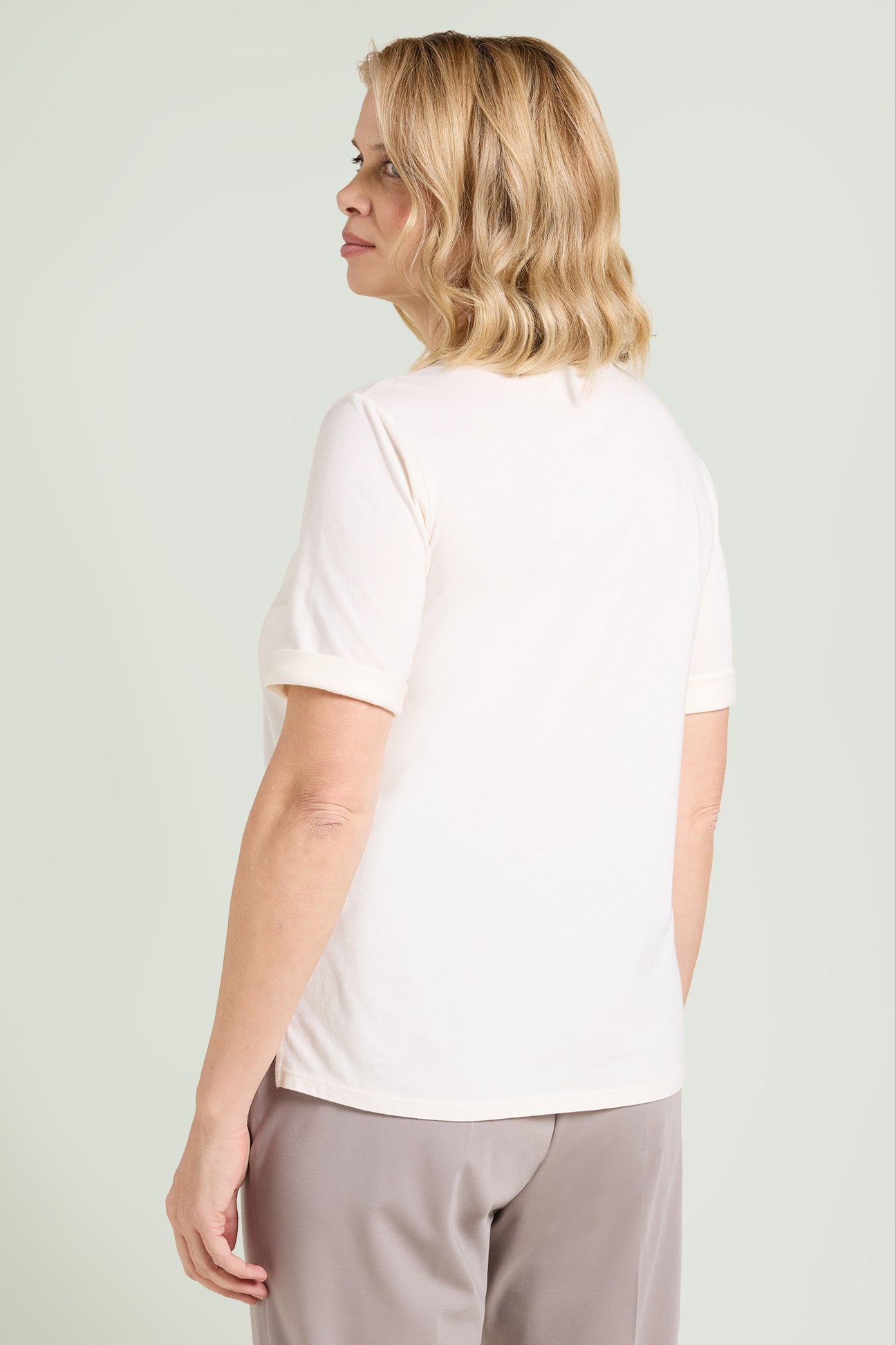 T-SHIRT CON SCOLLO RICAMATO