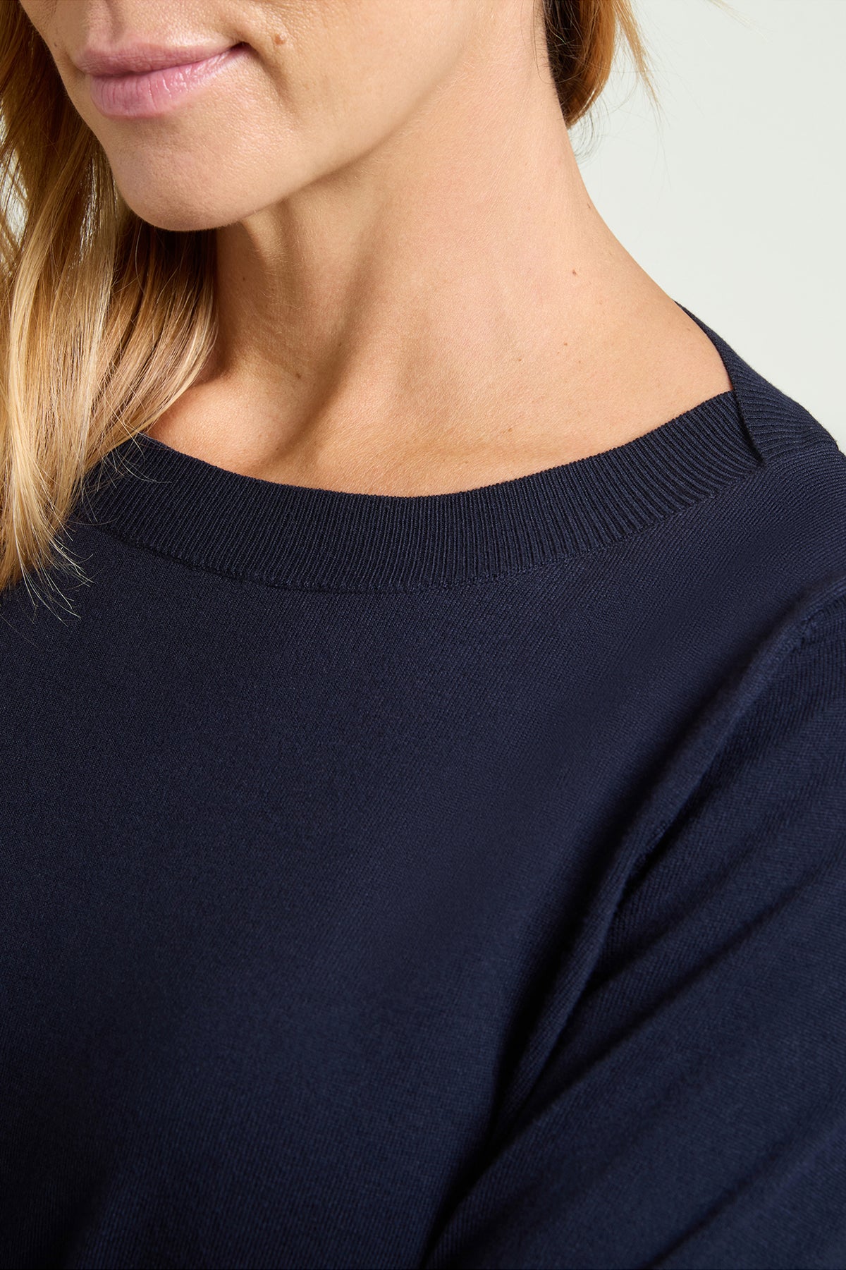 MAGLIA IN VISCOSA COMFORT CON SCOLLO A BARCHETTA
