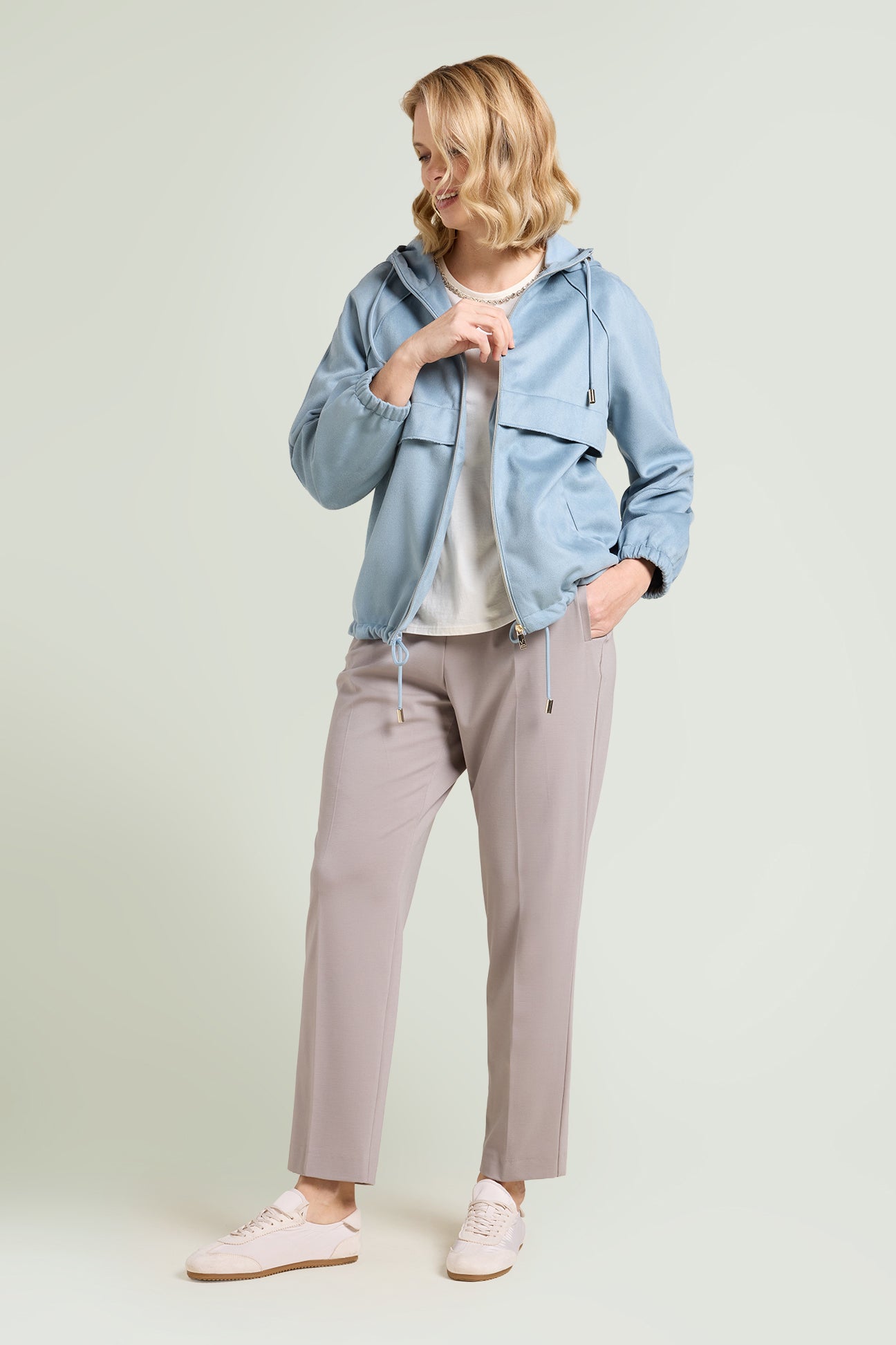 T-SHIRT CON SCOLLO RICAMATO